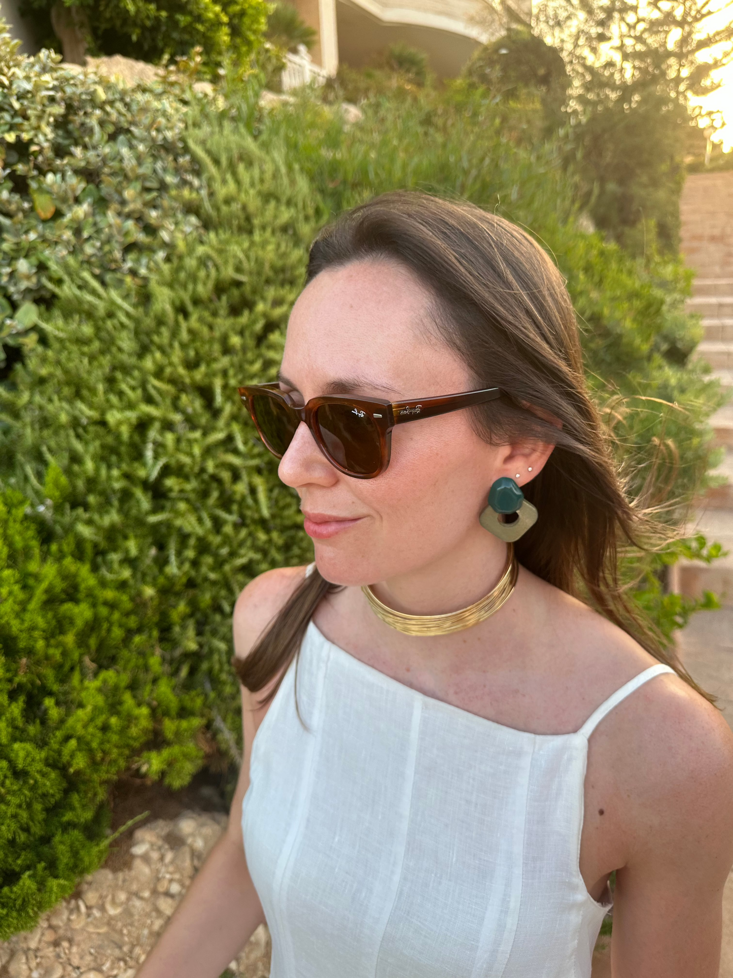 Pendientes para invitada de madera y resina en color verde. Estos pendientes son perfectos para elevar tus looks en eventos. Son hipoalergénicos.