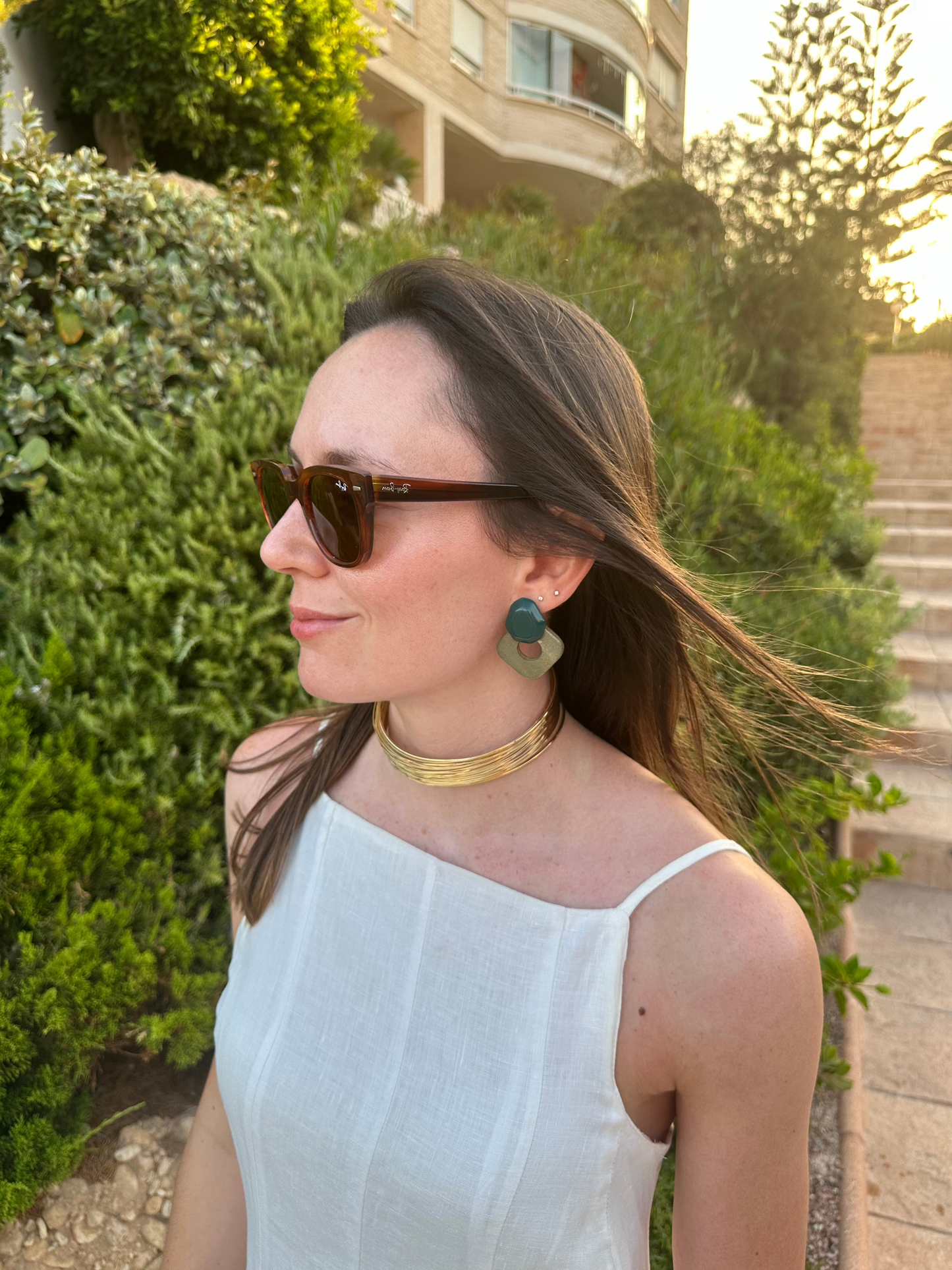 Pendientes para invitada de madera y resina en color verde. Estos pendientes son perfectos para elevar tus looks en eventos. Son hipoalergénicos.