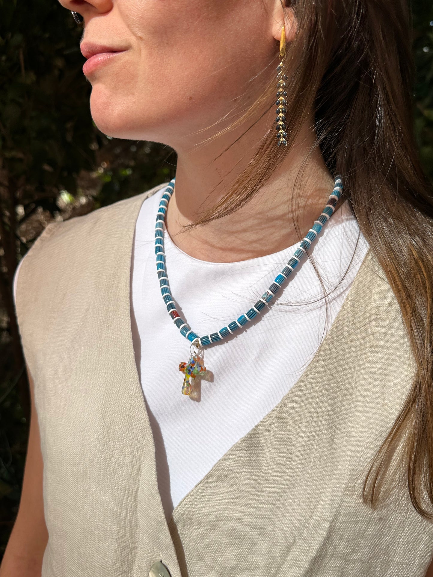 Collar del Verano, con bolas de cerámica y arcilla polimérica con cruz de cristal de murano