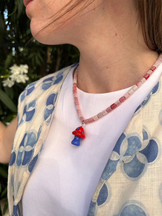 Collar del Verano, con bolas de cerámica y seta de cristal de murano. Cierre ajustable de acero inoxidable.