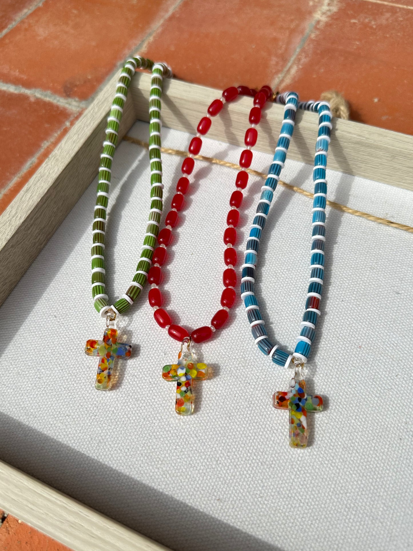 Collar del Verano, con bolas de cerámica y arcilla polimérica con cruz de cristal de murano