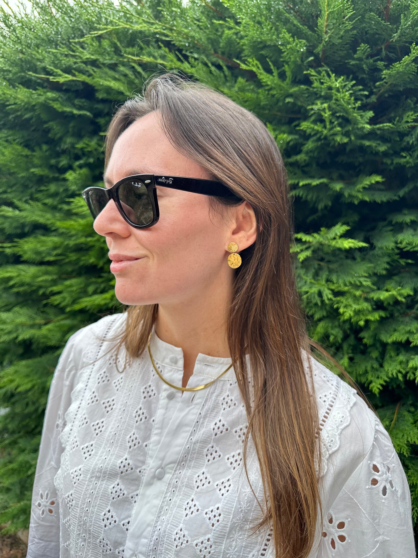 Pendientes para invitada de acero inoxidable y dos monedas en color oro. Estos pendientes son perfectos para elevar tus looks en eventos. Son hipoalergénicos.