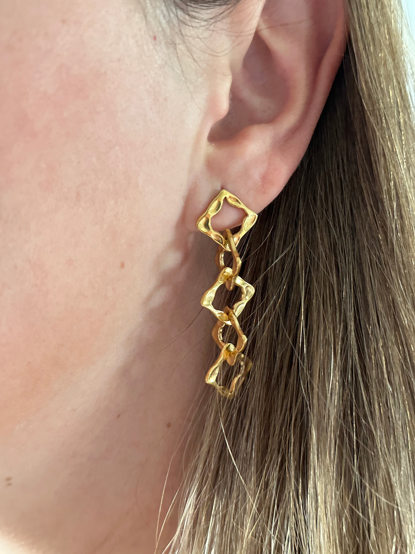 Pendientes para invitada de acero inoxidable en color oro. Estos pendientes son perfectos para elevar tus looks en eventos. Son hipoalergénicos.
