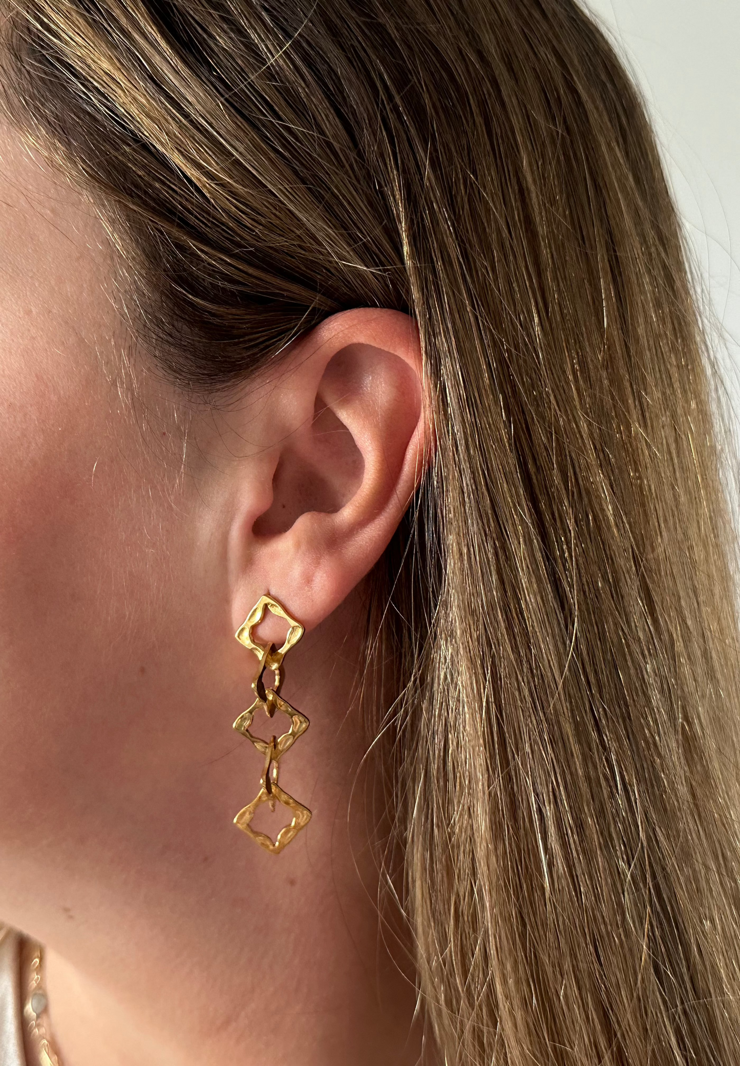 Pendientes para invitada de acero inoxidable en color oro. Estos pendientes son perfectos para elevar tus looks en eventos. Son hipoalergénicos.
