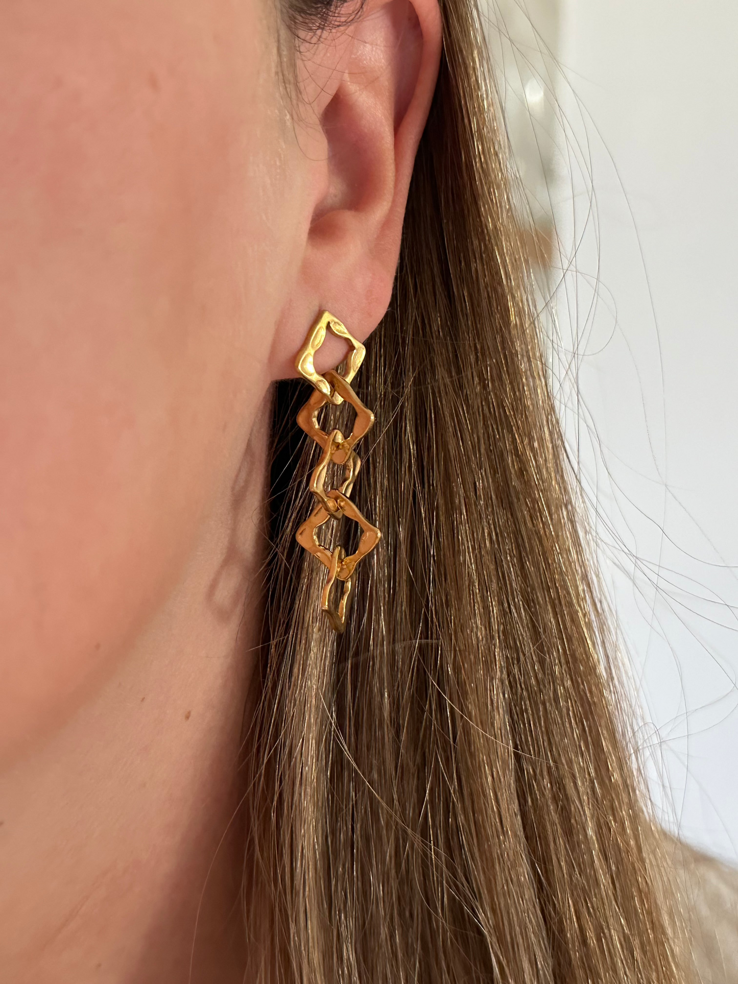 Pendientes para invitada de acero inoxidable en color oro. Estos pendientes son perfectos para elevar tus looks en eventos. Son hipoalergénicos.
