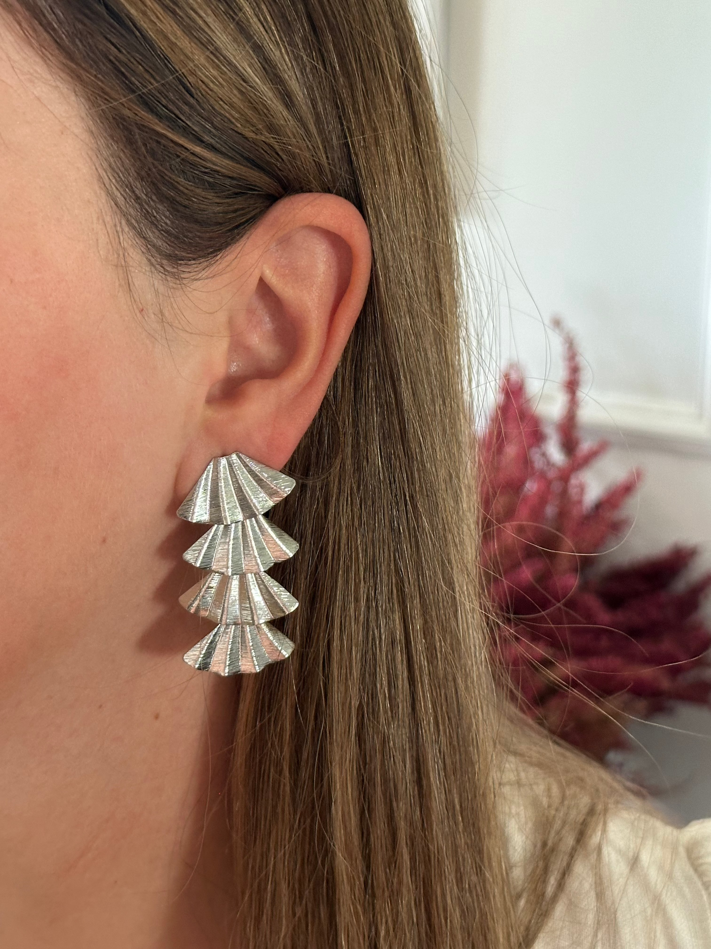 Pendientes para invitada de acero inoxidable en color plateado. Estos pendientes son perfectos para elevar tus looks en eventos. Son hipoalergénicos.