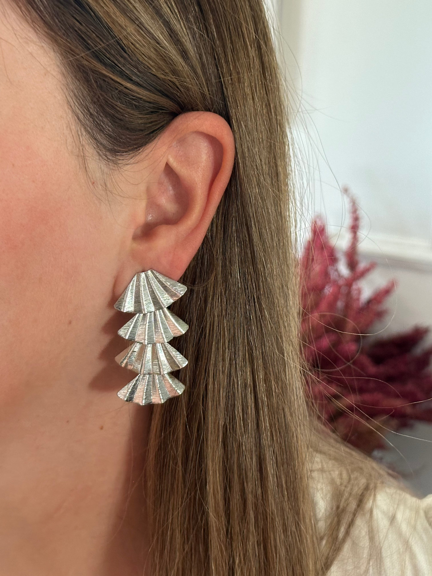 Pendientes para invitada de acero inoxidable en color plateado. Estos pendientes son perfectos para elevar tus looks en eventos. Son hipoalergénicos.