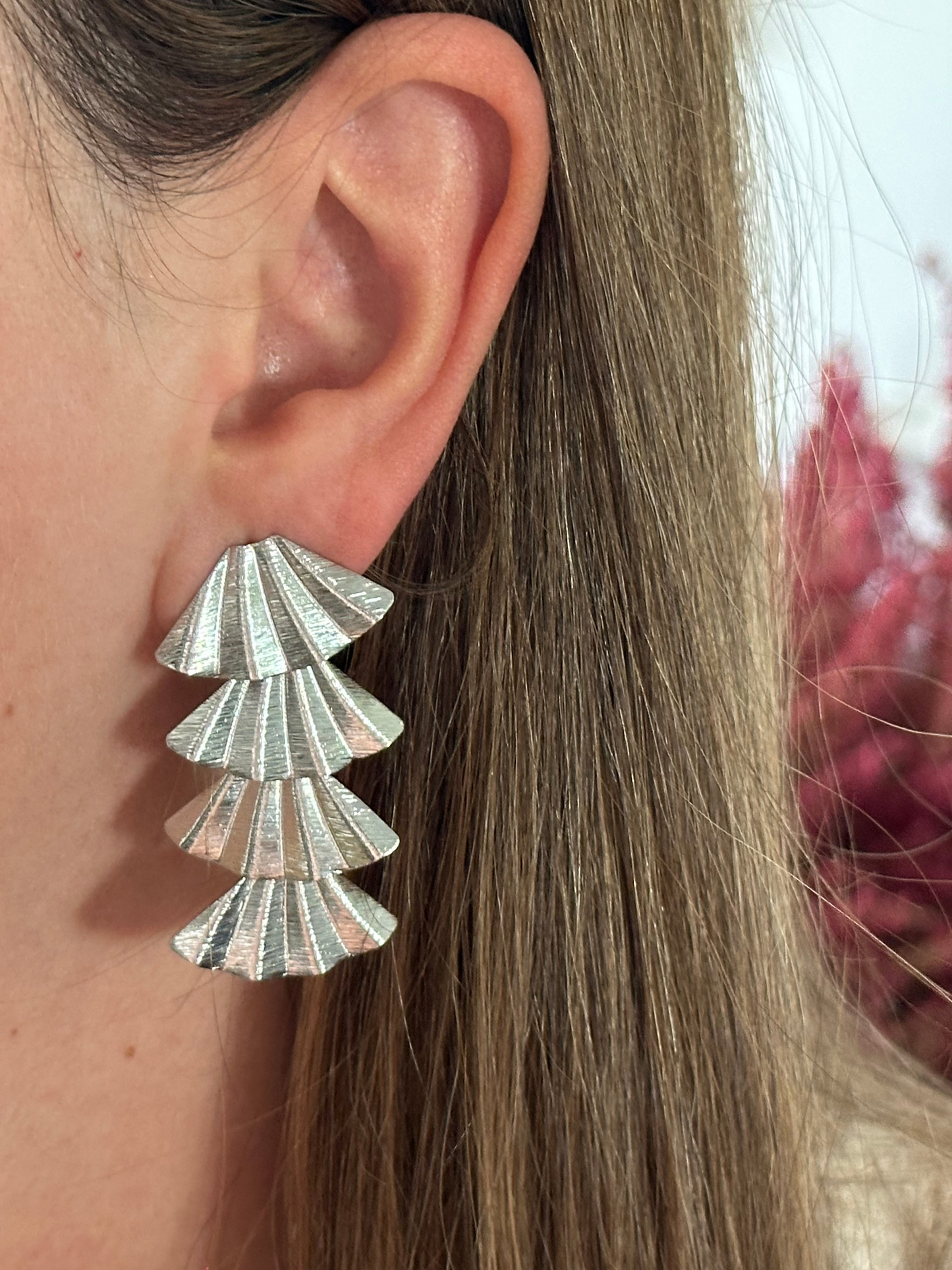 Pendientes para invitada de acero inoxidable en color plateado. Estos pendientes son perfectos para elevar tus looks en eventos. Son hipoalergénicos.