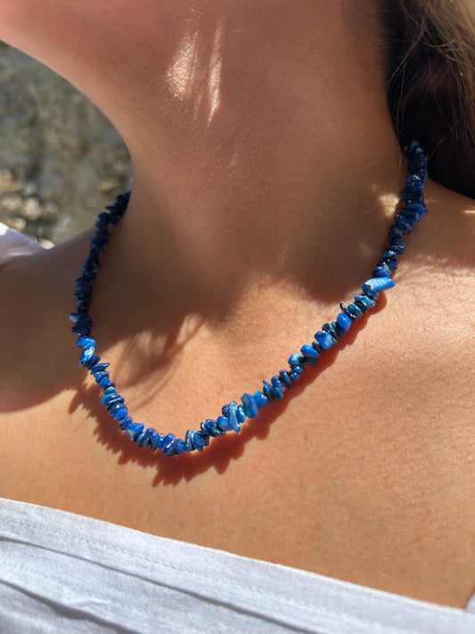 Collar hecho a mano con piedras naturales de color azul. Cierre y alargadera de acero inoxidable.