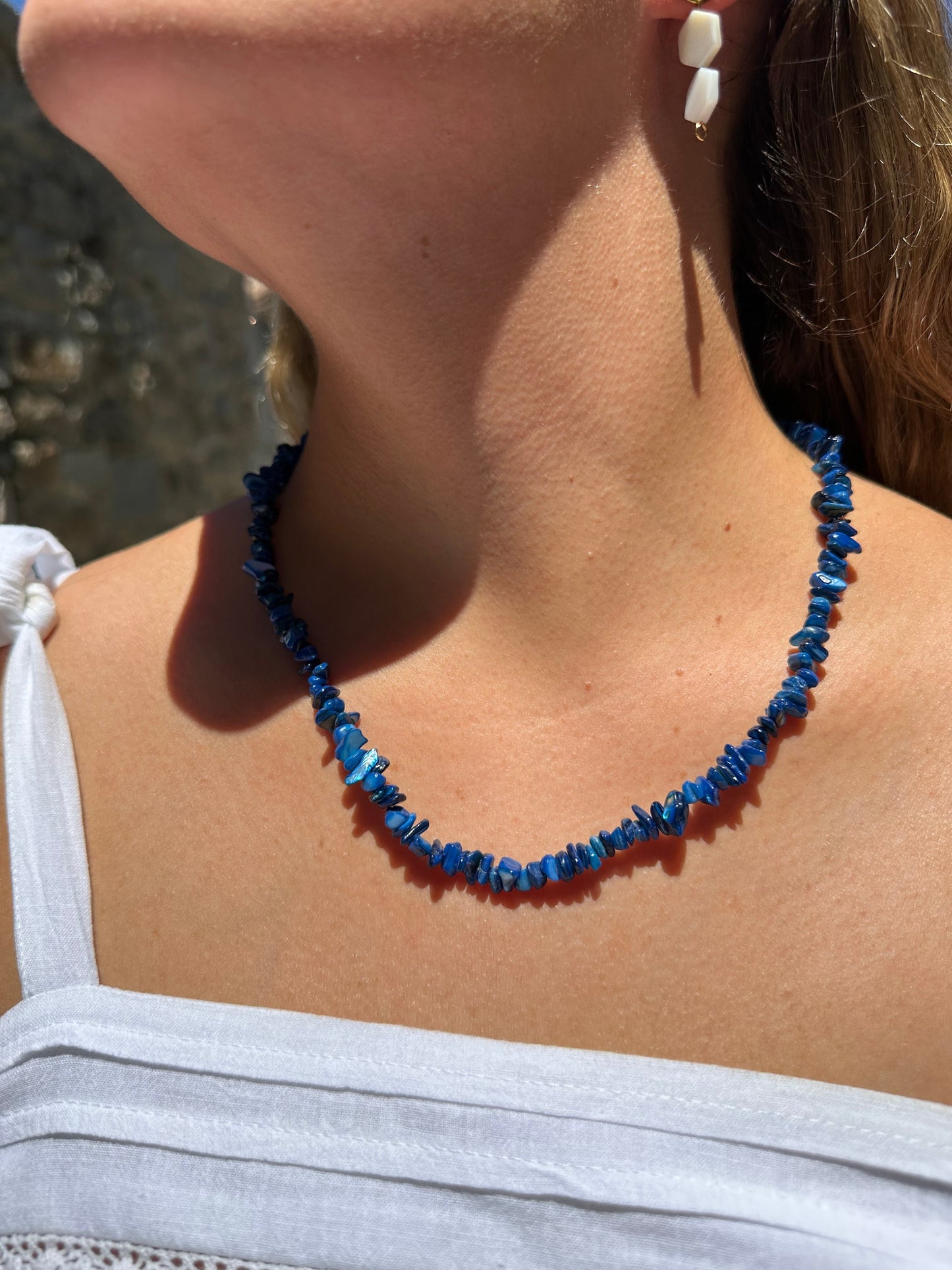 Collar hecho a mano con piedras naturales de color azul. Cierre y alargadera de acero inoxidable.
