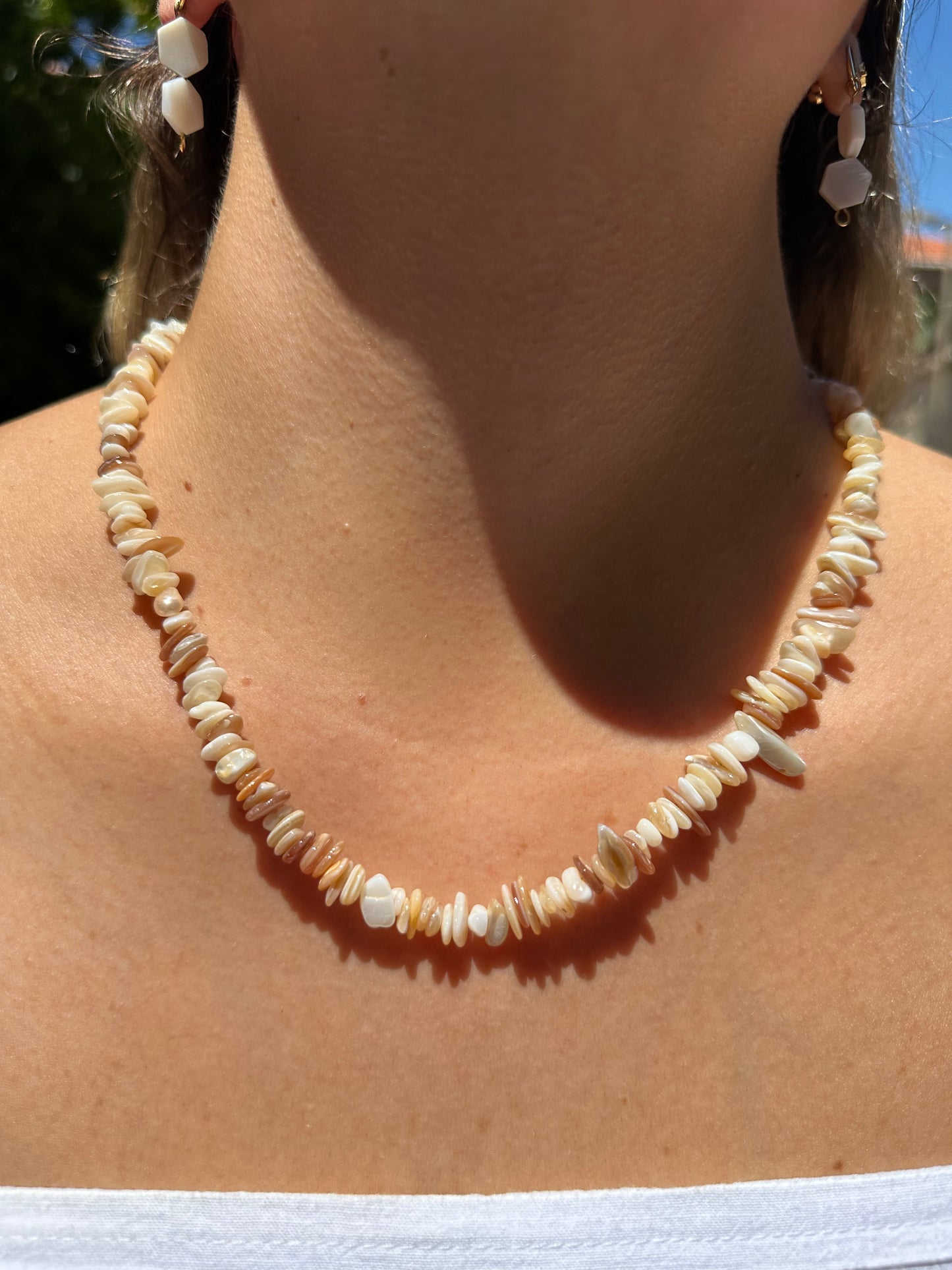 Collar hecho a mano con piedras naturales de color blanco. Cierre y alargadera de acero inoxidable.
