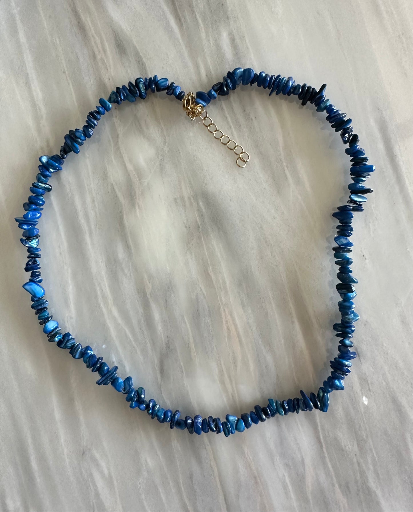 Collar hecho a mano con piedras naturales de color azul. Cierre y alargadera de acero inoxidable.