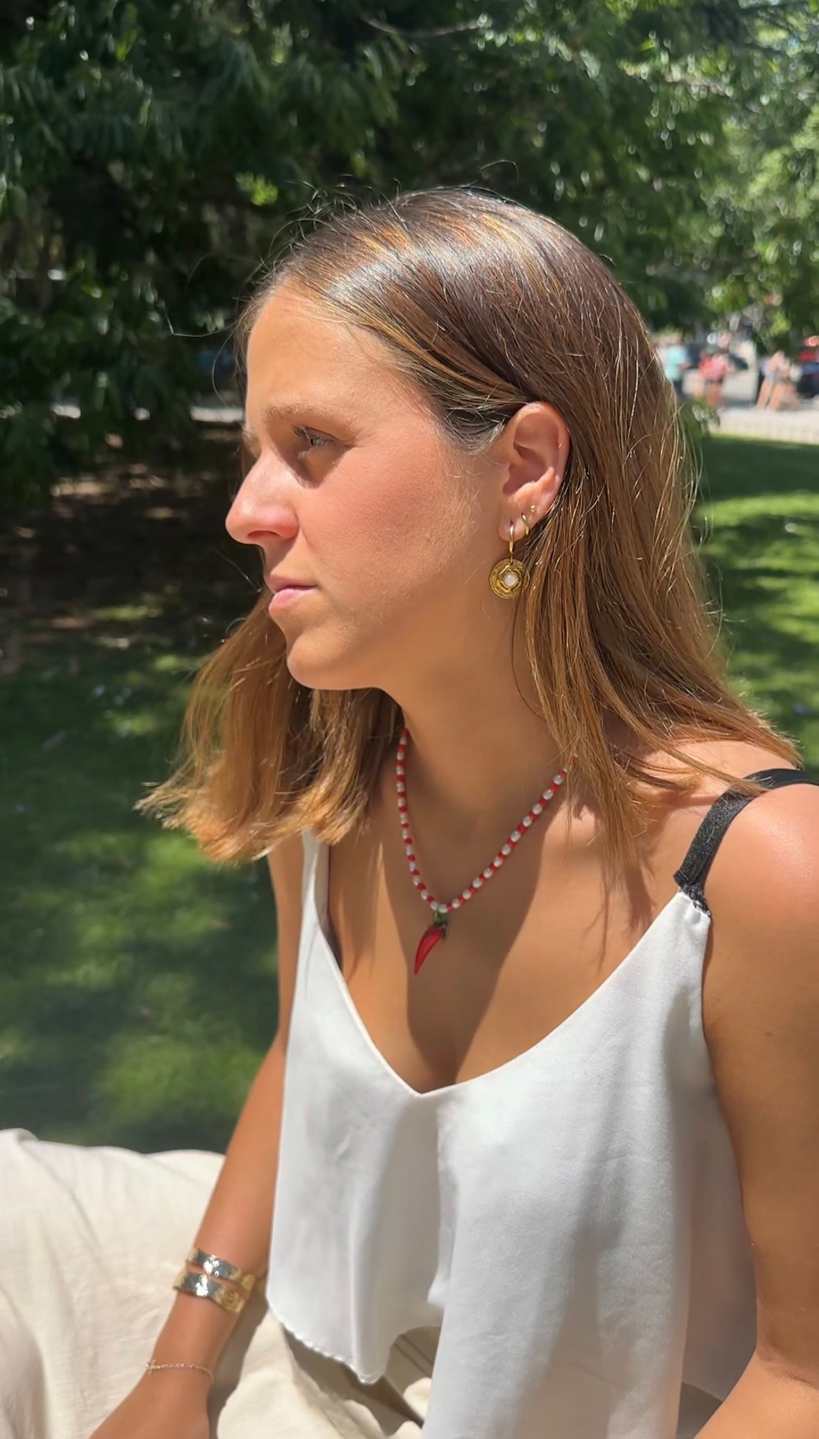 Pendientes para invitada de acero inoxidable en color oro y piedra fluorita. Estos pendientes son perfectos para elevar tus looks en eventos. Son hipoalergénicos.
