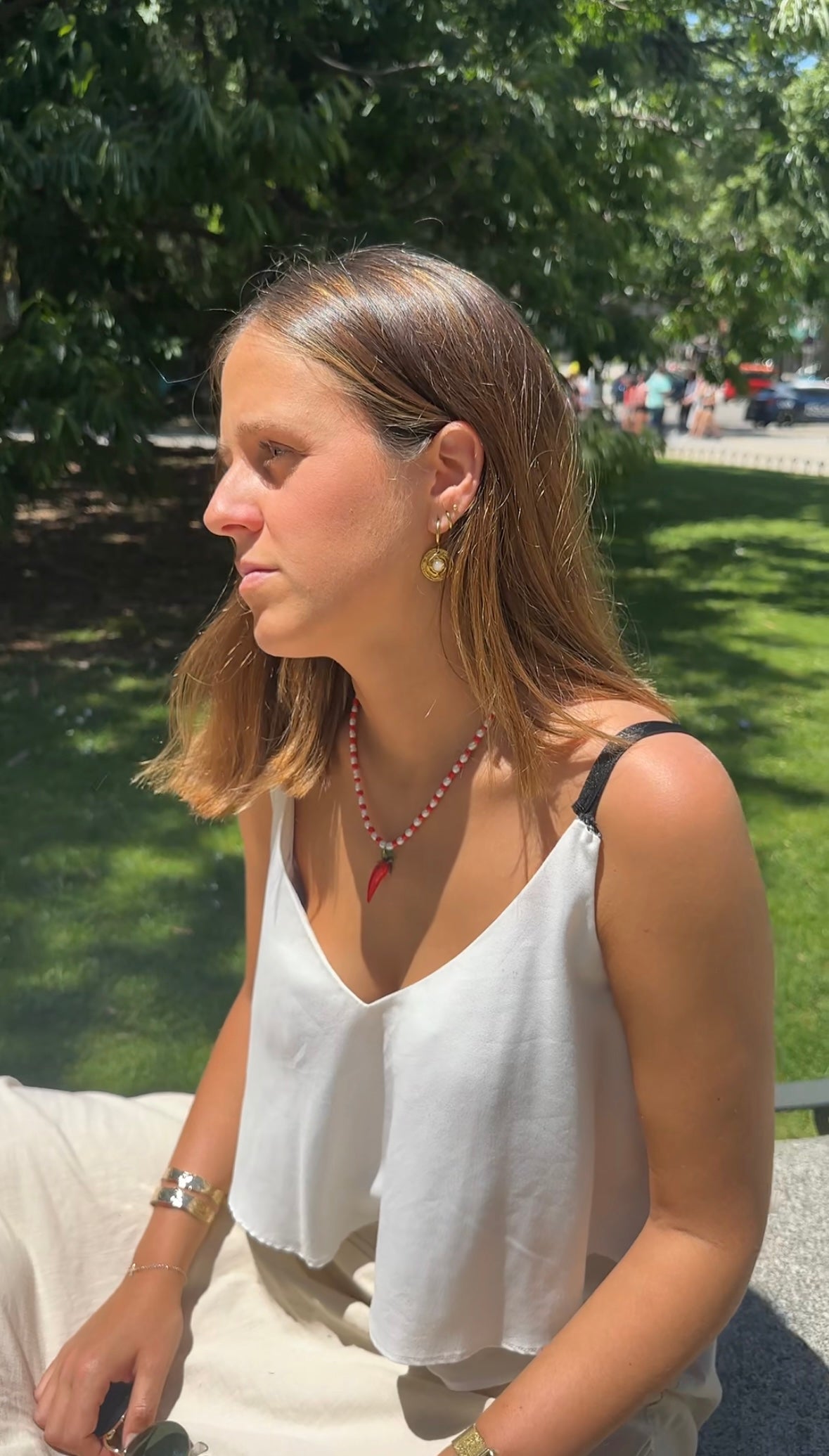 Collar hecho a mano con piedras de río y bolitas rojas, con un abalorio con forma de chili de cristal de murano en color rojo y verde