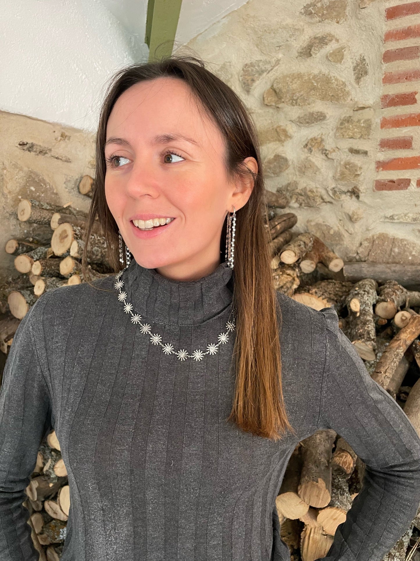 Pendientes de acero inoxidable en color plata. Estos pendientes son perfectos para elevar tus looks. Constan de un arito con 5 cadenas colgando, tienen mucho movimiento. Son hipoalergénicos.