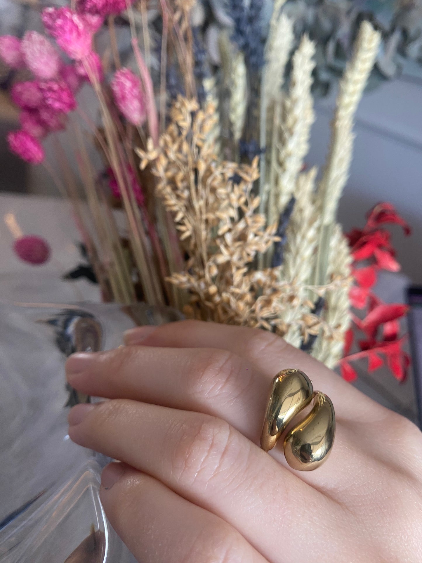 Anillo con forma de gota ajustable de acero inoxidable en color oro