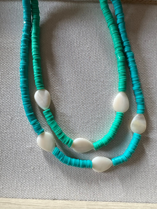 Collar hecho a mano con arcilla polimérica azul fosforito y tres lágrimas de nácar en el centro. Con cierre ajustable en acero inoxidable