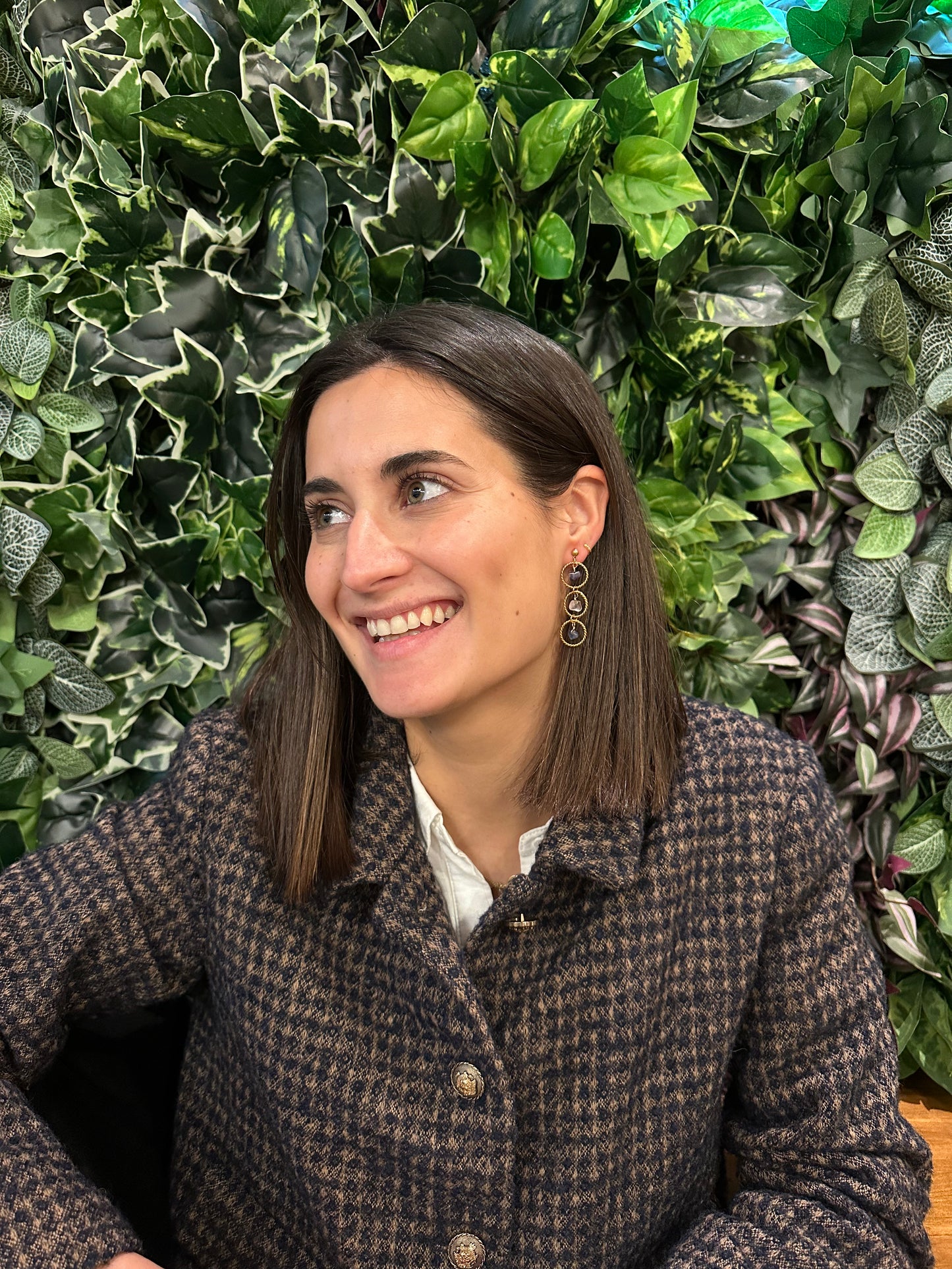 Pendientes para invitada de acero inoxidable y piedras en color oro. Estos pendientes son perfectos para elevar tus looks en eventos. Son hipoalergénicos.
