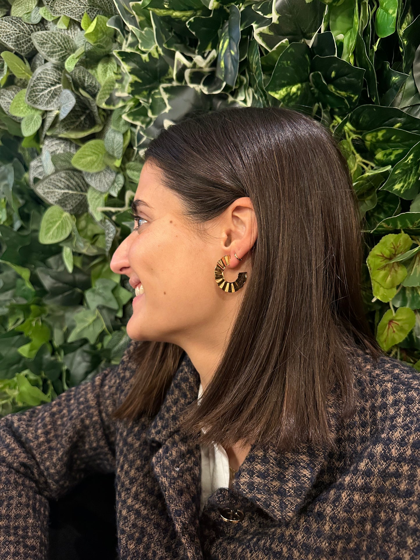 Aros planos con relieve de acero inoxidable en color oro. Estos pendientes son perfectos para elevar tus looks en el día a día. Son hipoalergénicos.
