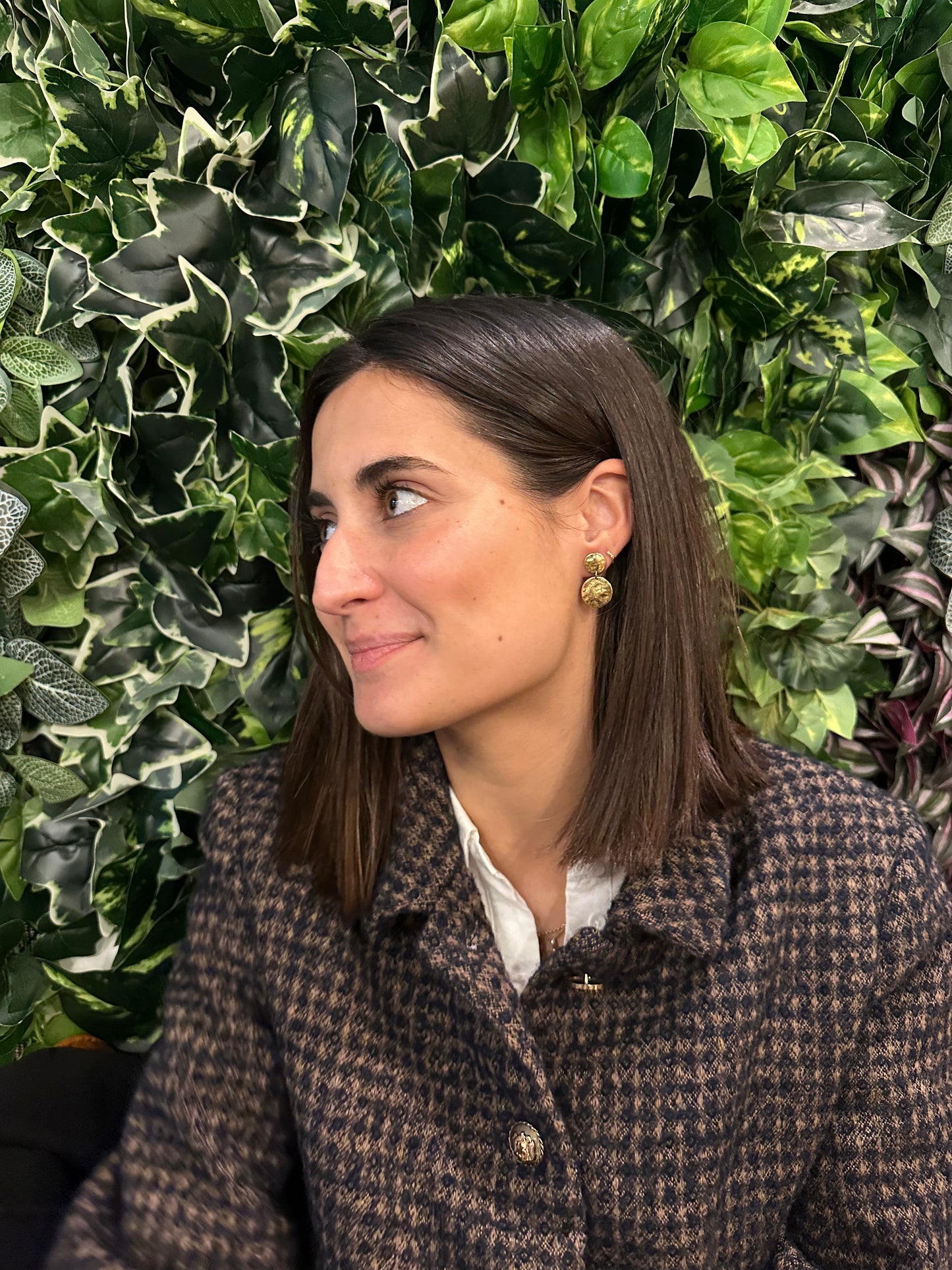 Pendientes para invitada de acero inoxidable y dos monedas en color oro. Estos pendientes son perfectos para elevar tus looks en eventos. Son hipoalergénicos.