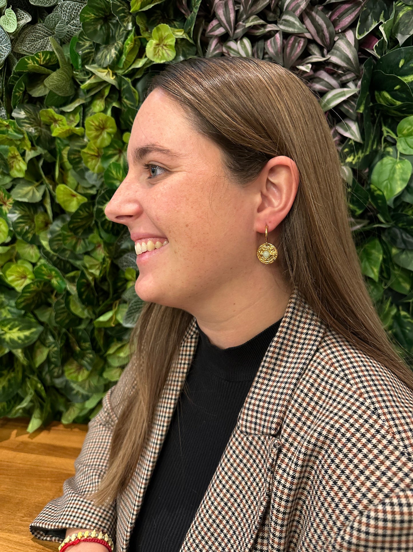 Pendientes para invitada de acero inoxidable en color oro y piedra fluorita. Estos pendientes son perfectos para elevar tus looks en eventos. Son hipoalergénicos.