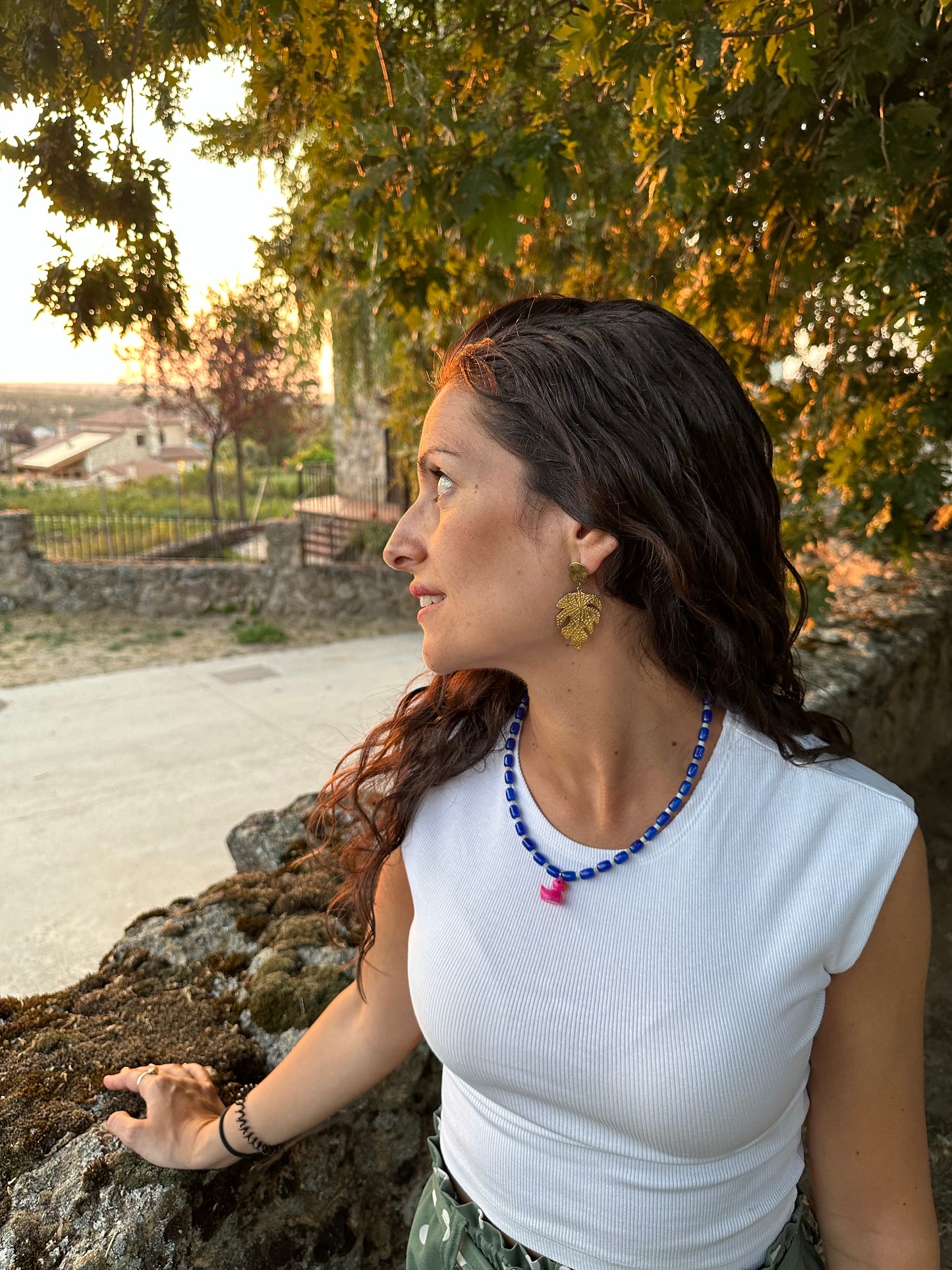 Collar hecho a mano con cuentas de cerámica azul, piedra de agata de árbol y con un abalorio con forma de patito en color rosa. Cierre ajustable de acero inoxidable