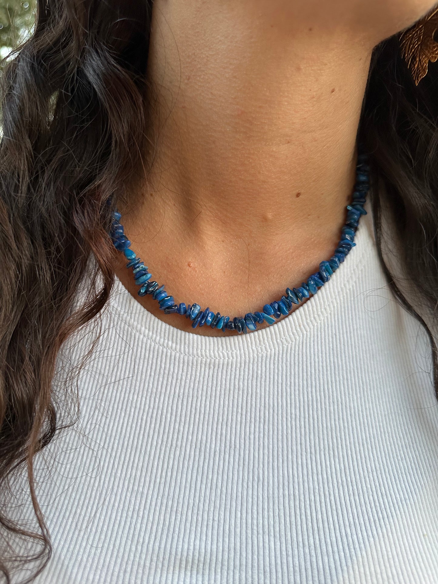Collar hecho a mano con piedras naturales de color azul. Cierre y alargadera de acero inoxidable.