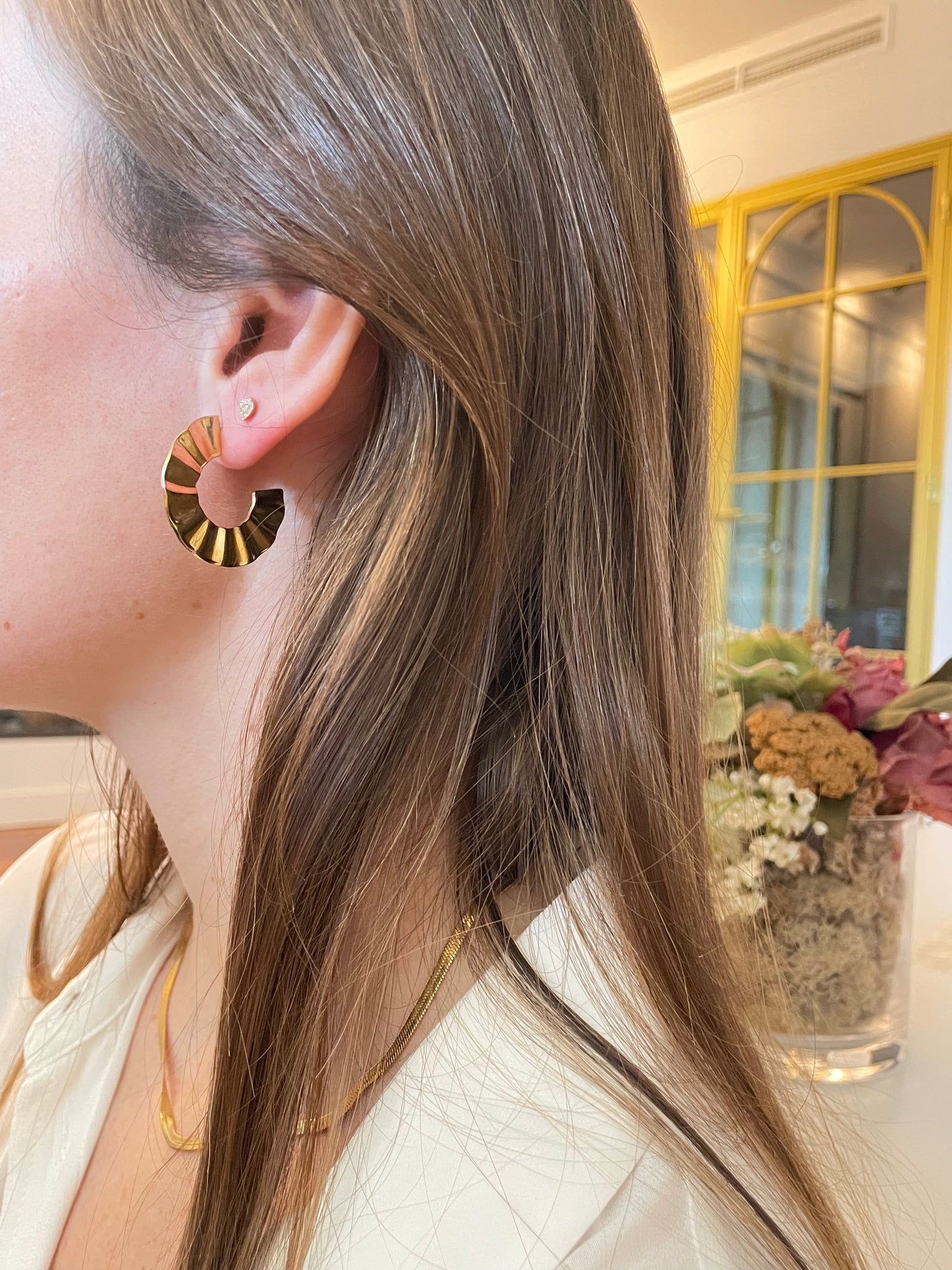 Aros planos con relieve de acero inoxidable en color oro. Estos pendientes son perfectos para elevar tus looks en el día a día. Son hipoalergénicos.
