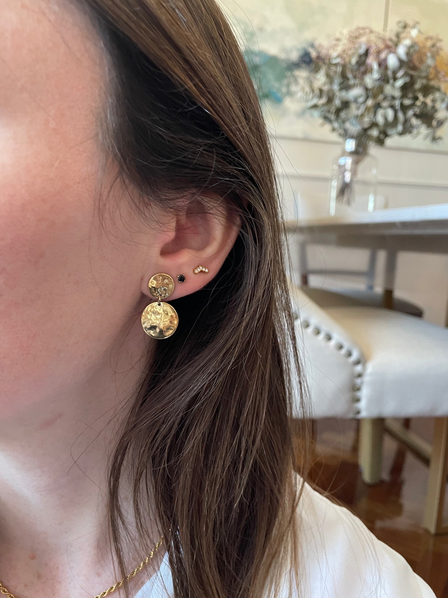 Pendientes para invitada de acero inoxidable y dos monedas en color oro. Estos pendientes son perfectos para elevar tus looks en eventos. Son hipoalergénicos.