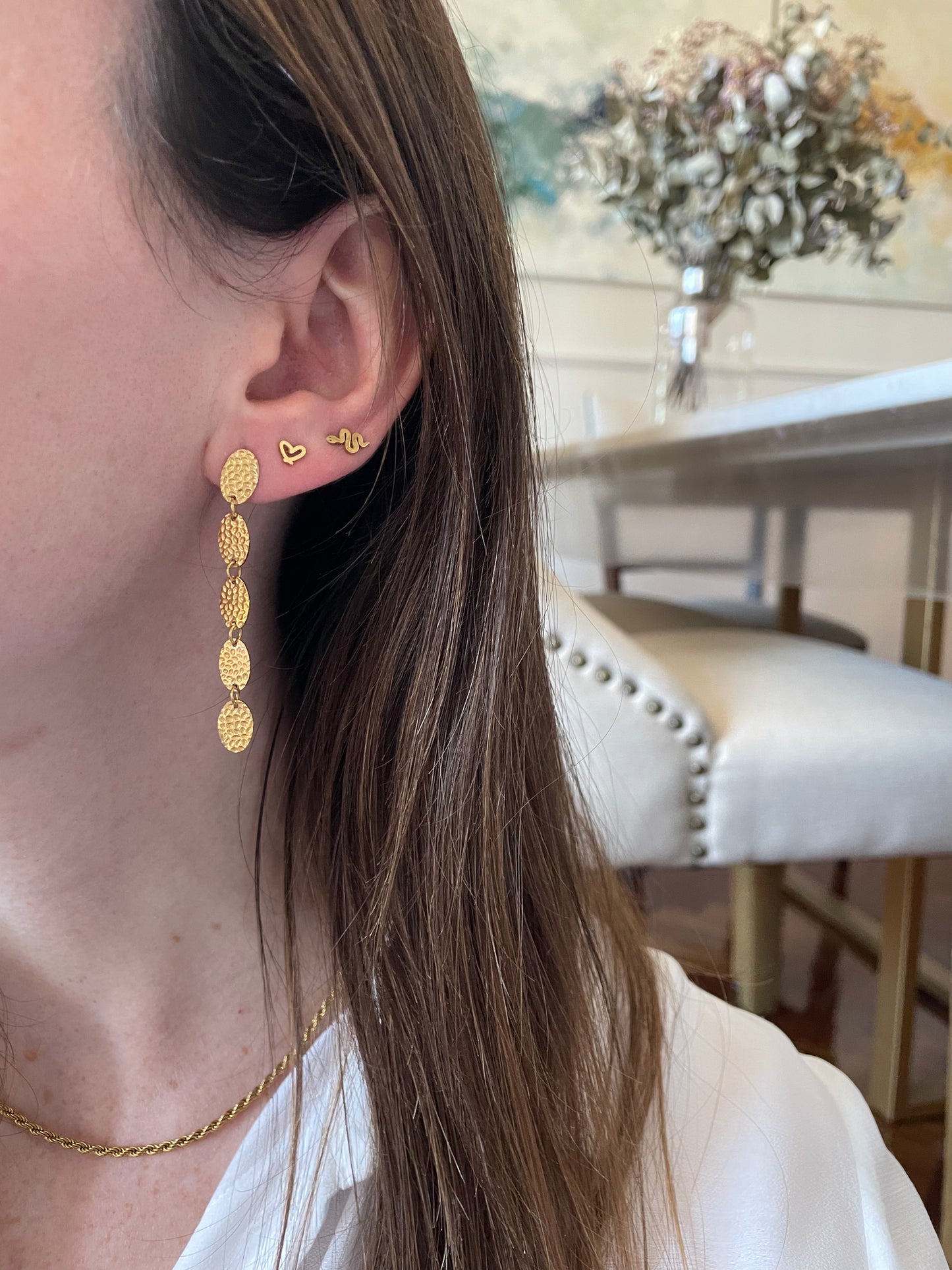 Pendientes para invitada de acero inoxidable en color oro. Estos pendientes son perfectos para elevar tus looks en eventos. Son hipoalergénicos.