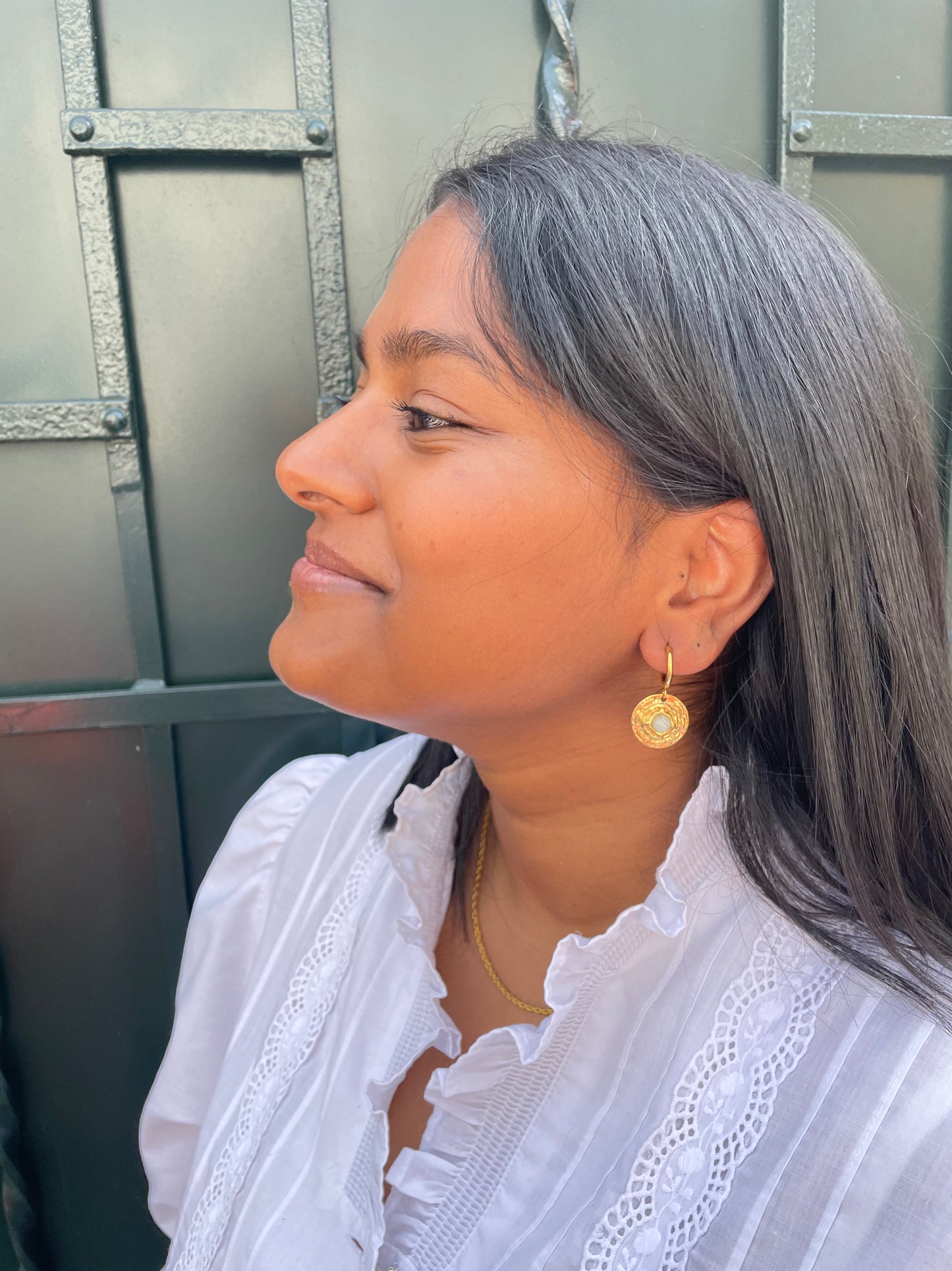 Pendientes para invitada de acero inoxidable en color oro y piedra fluorita. Estos pendientes son perfectos para elevar tus looks en eventos. Son hipoalergénicos.