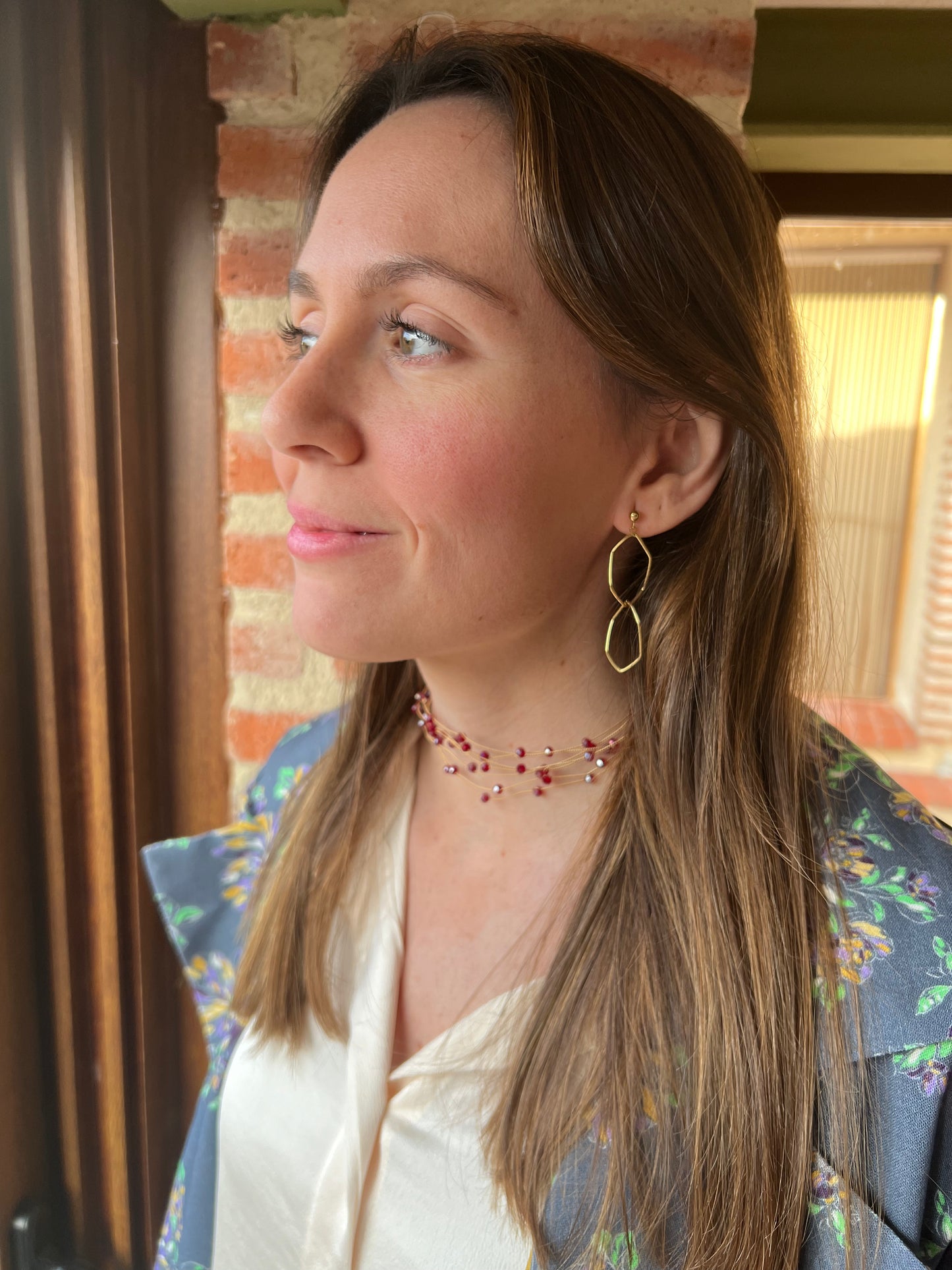 Pendientes de acero inoxidable y dos hexágonos en color oro. Estos pendientes son perfectos para elevar tus looks en eventos. Son hipoalergénicos.