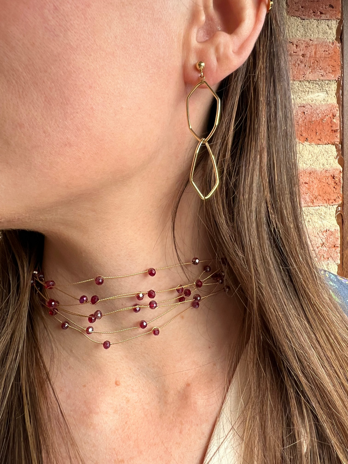 Pendientes de acero inoxidable y dos hexágonos en color oro. Estos pendientes son perfectos para elevar tus looks en eventos. Son hipoalergénicos.