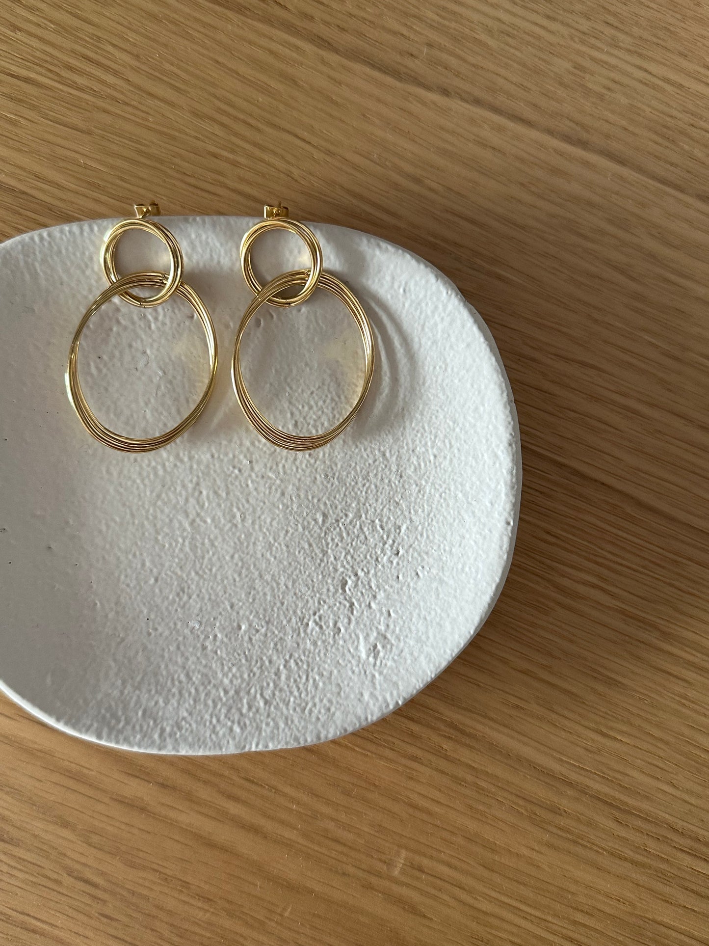 Pendientes de acero inoxidable en color oro. Estos pendientes son perfectos para elevar tus looks en eventos y en el día a día. Son hipoalergénicos.