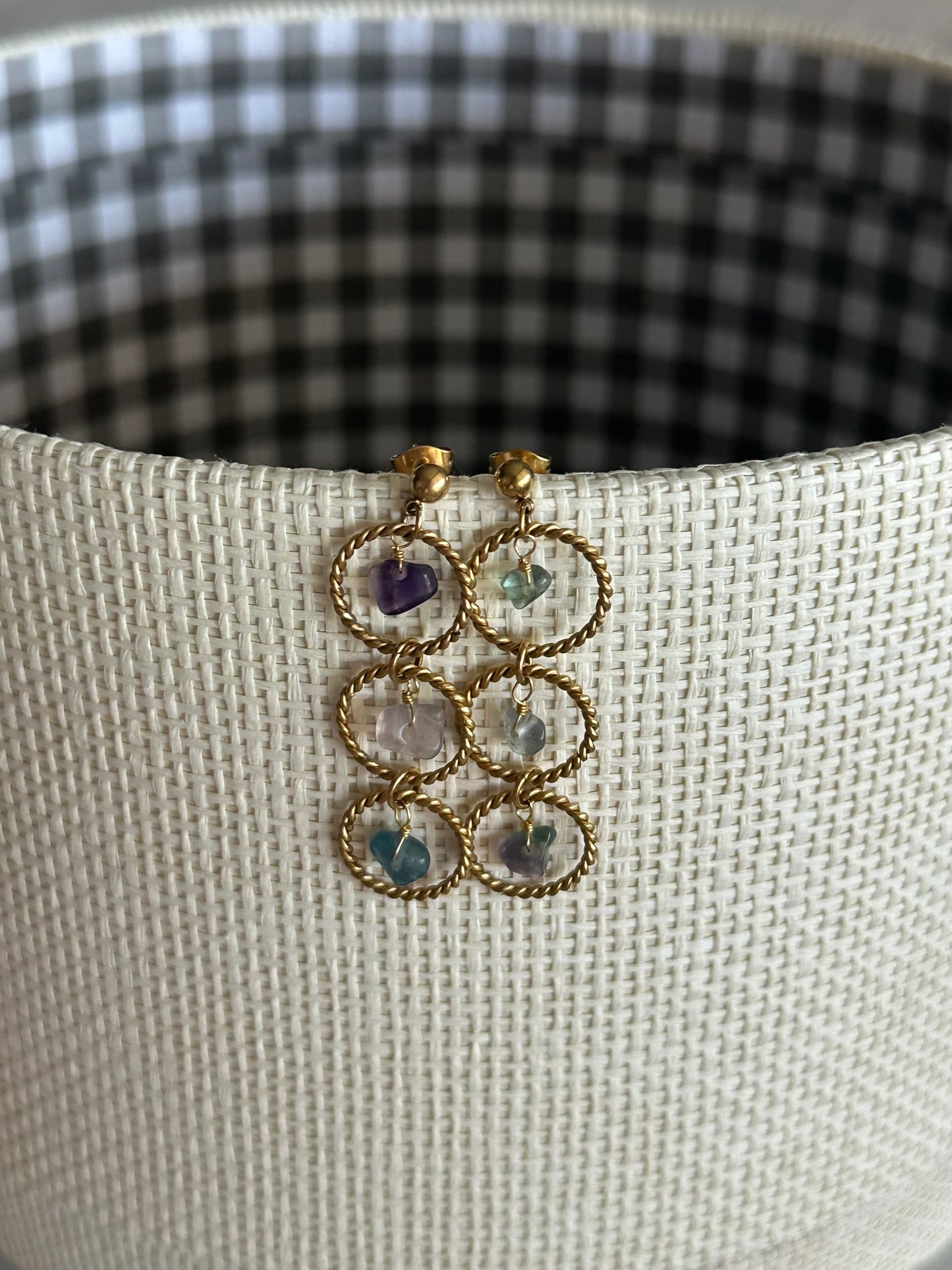 Pendientes para invitada de acero inoxidable y piedras en color oro. Estos pendientes son perfectos para elevar tus looks en eventos. Son hipoalergénicos.