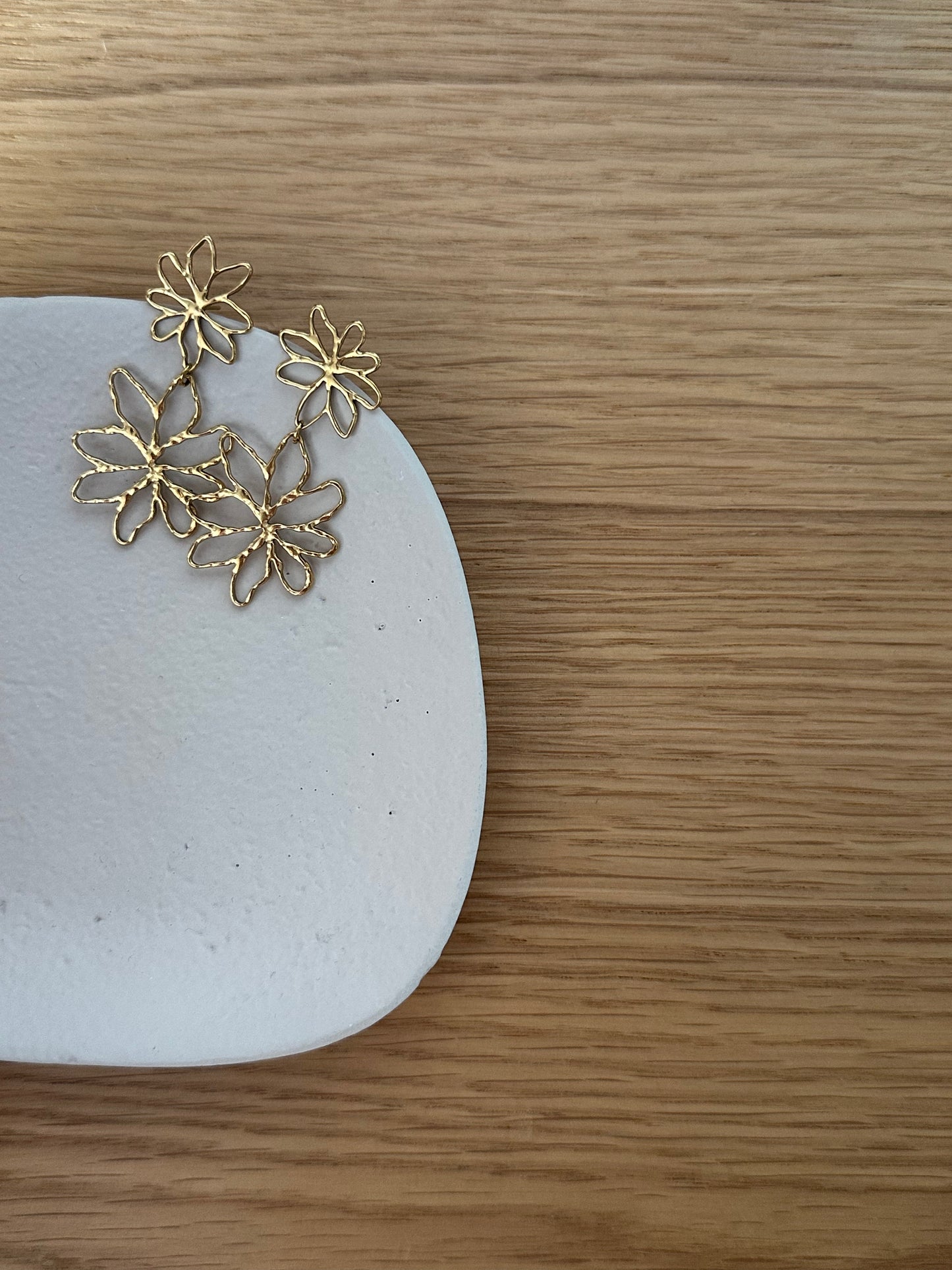 Pendientes para invitada de acero inoxidable en color oro. Estos pendientes son perfectos para elevar tus looks en eventos. Son hipoalergénicos.