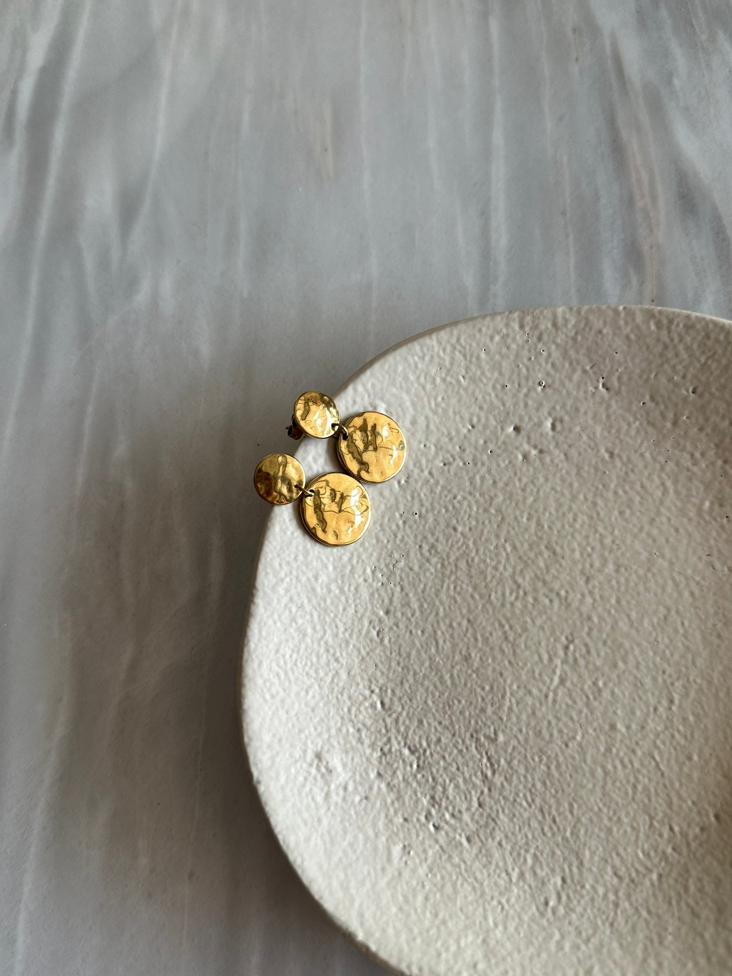 Pendientes para invitada de acero inoxidable y dos monedas en color oro. Estos pendientes son perfectos para elevar tus looks en eventos. Son hipoalergénicos.