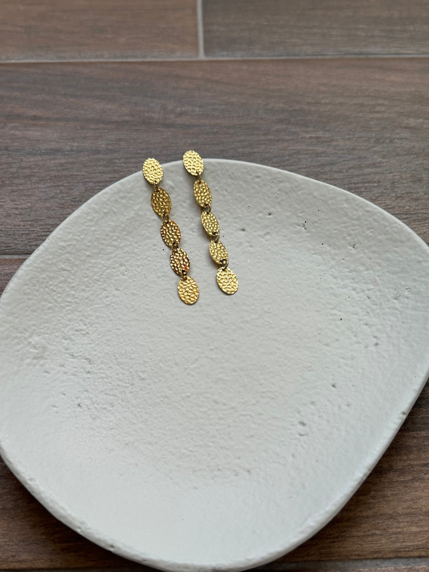 Pendientes para invitada de acero inoxidable en color oro. Estos pendientes son perfectos para elevar tus looks en eventos. Son hipoalergénicos.