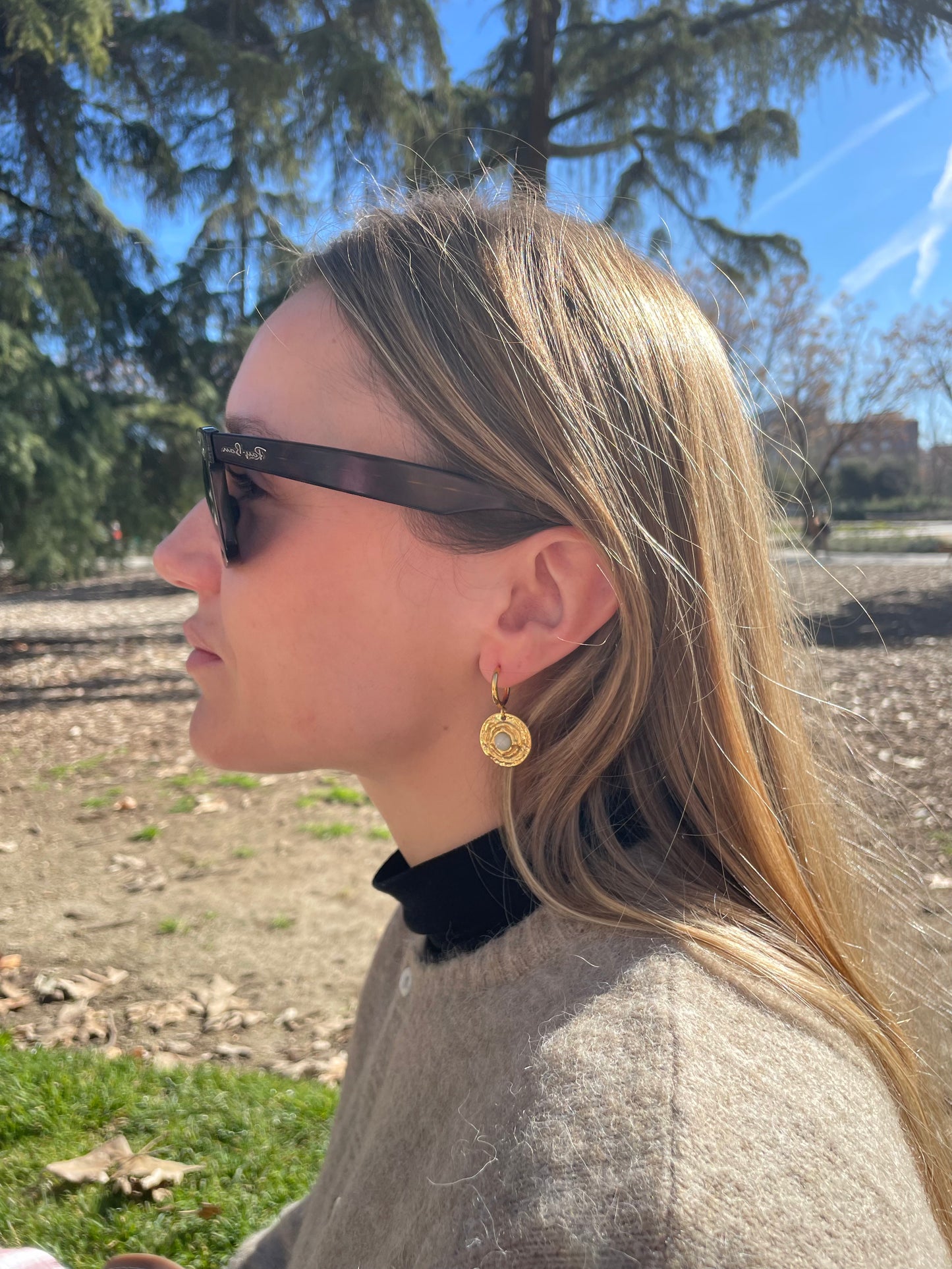 Pendientes para invitada de acero inoxidable en color oro y piedra fluorita. Estos pendientes son perfectos para elevar tus looks en eventos. Son hipoalergénicos.