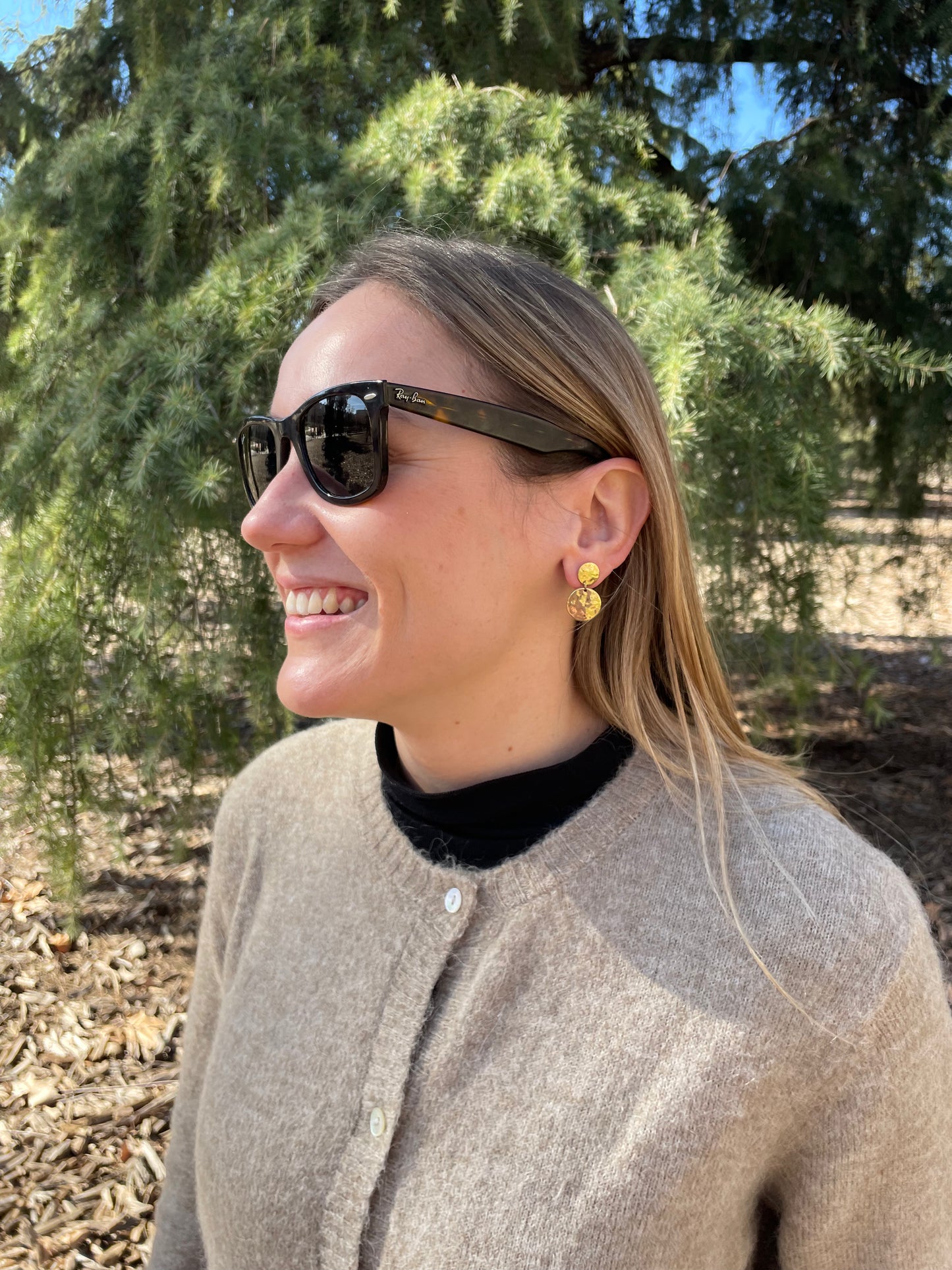 Pendientes para invitada de acero inoxidable y dos monedas en color oro. Estos pendientes son perfectos para elevar tus looks en eventos. Son hipoalergénicos.