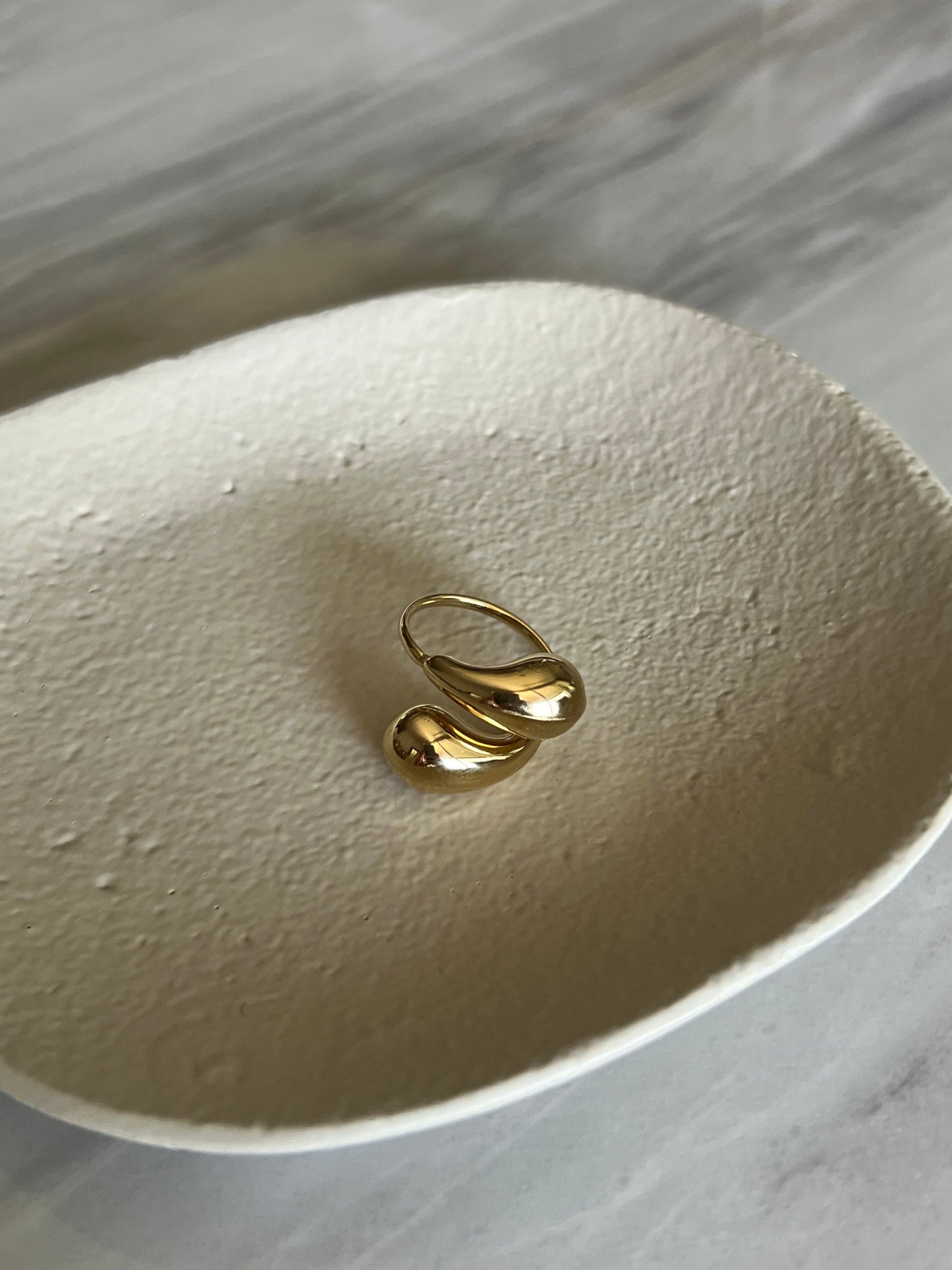 Anillo con forma de gota ajustable de acero inoxidable en color oro