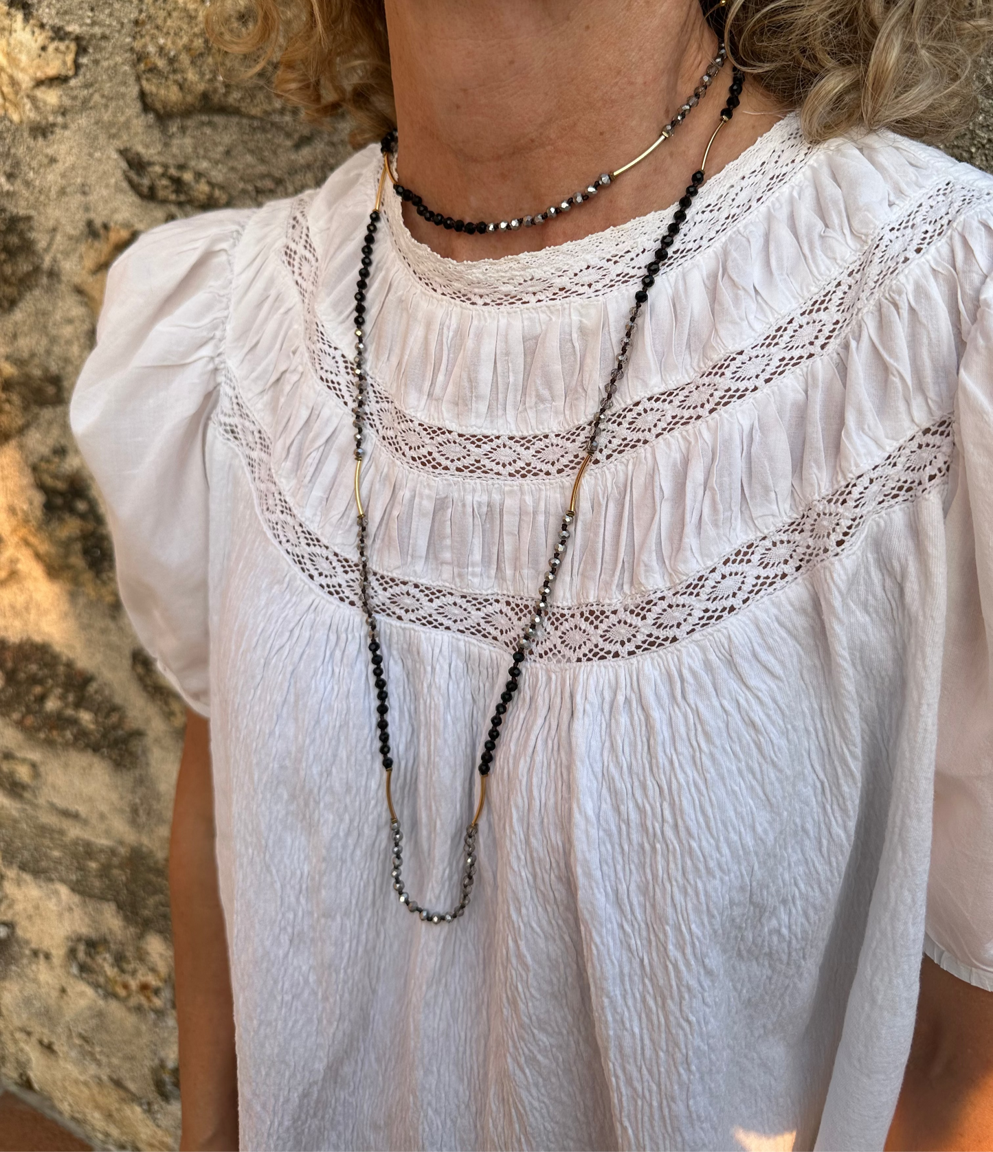 Collar largo con cuentas de cristal en tonos plateado y negro. Es muy especial, con posibilidad de dar varias vueltas.