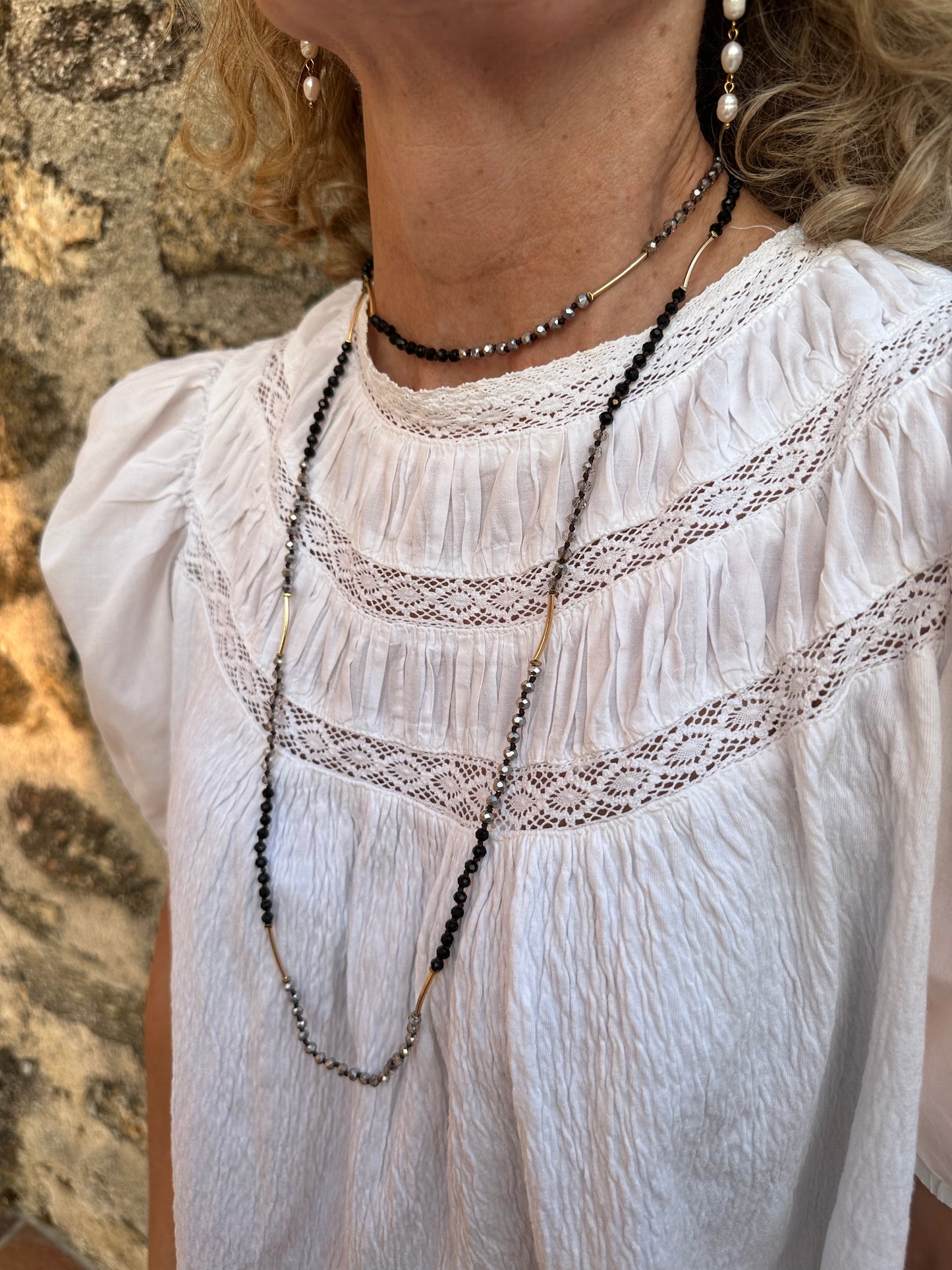 Collar largo con cuentas de cristal en tonos plateado y negro. Es muy especial, con posibilidad de dar varias vueltas.