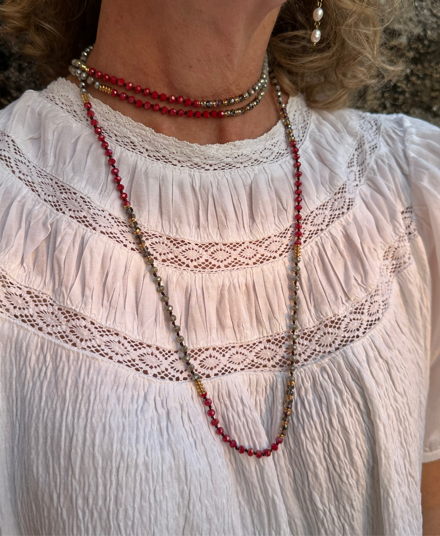 Collar largo con cuentas de cristal en tonos plateado y rojo muy especial, con posibilidad de dar varias vueltas. Acero inoxidable