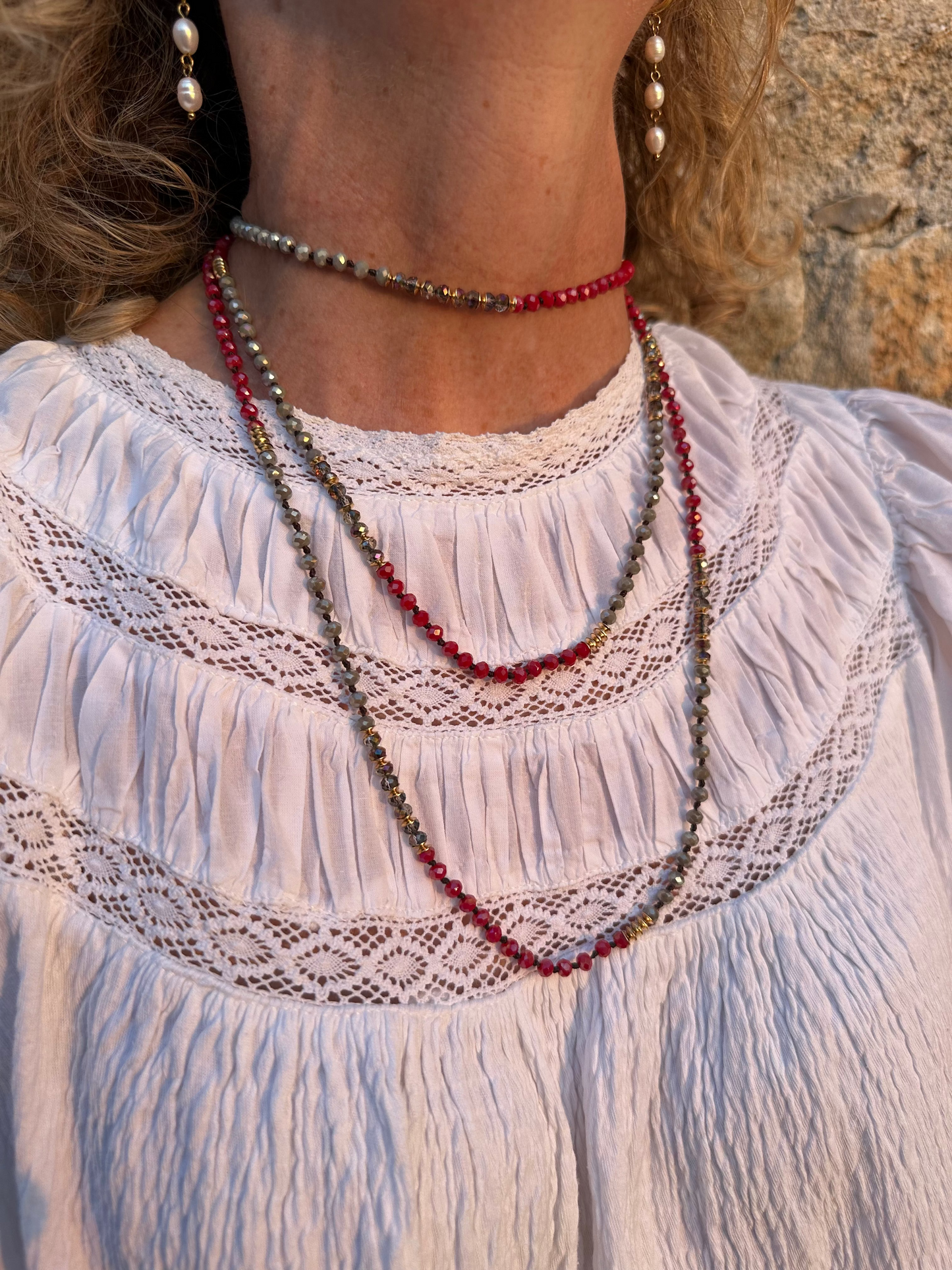 Collar largo con cuentas de cristal en tonos plateado y rojo muy especial, con posibilidad de dar varias vueltas. Acero inoxidable
