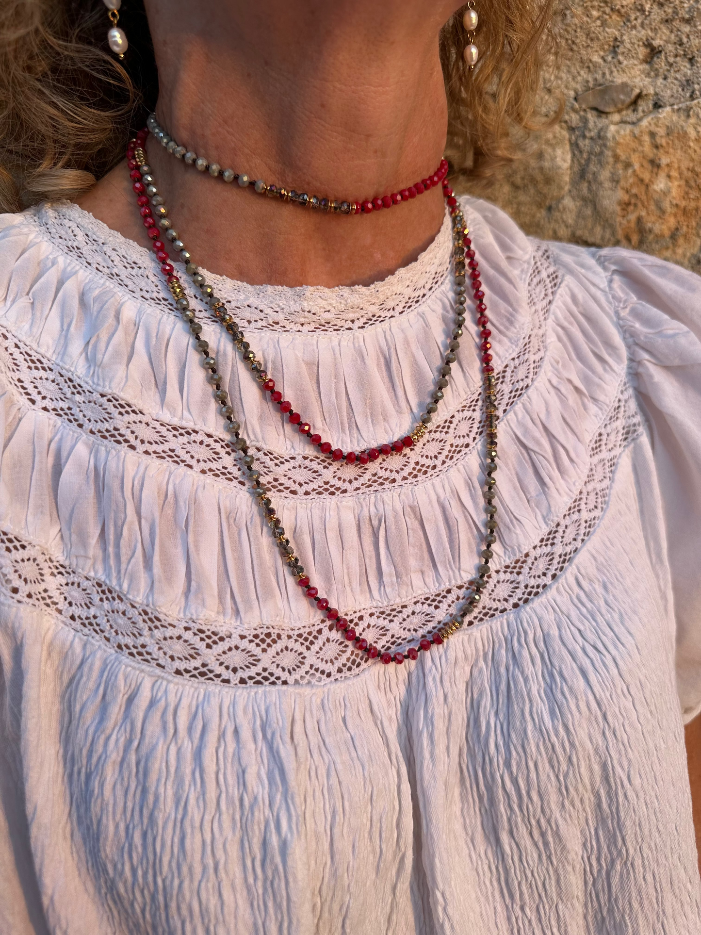 Collar largo con cuentas de cristal en tonos plateado y rojo muy especial, con posibilidad de dar varias vueltas. Acero inoxidable