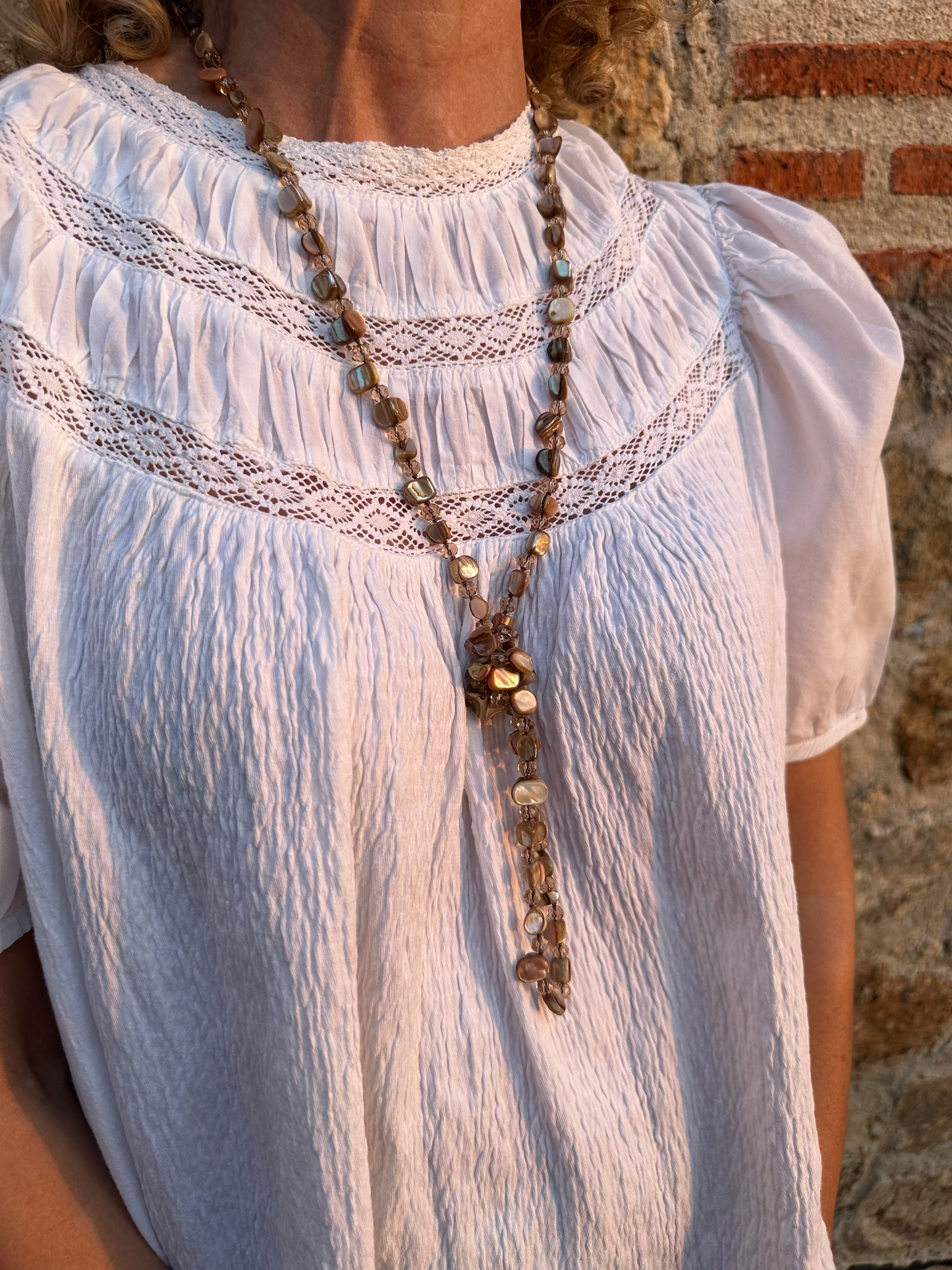 Collar largo con piedras y cuentas de cristal en tonos beige muy especial, con posibilidad de dar varias vueltas.