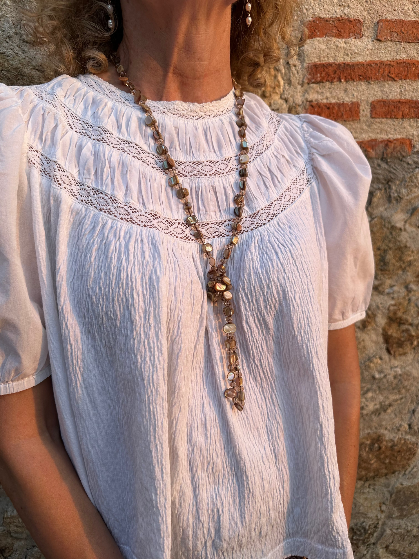Collar largo con piedras y cuentas de cristal en tonos beige muy especial, con posibilidad de dar varias vueltas.
