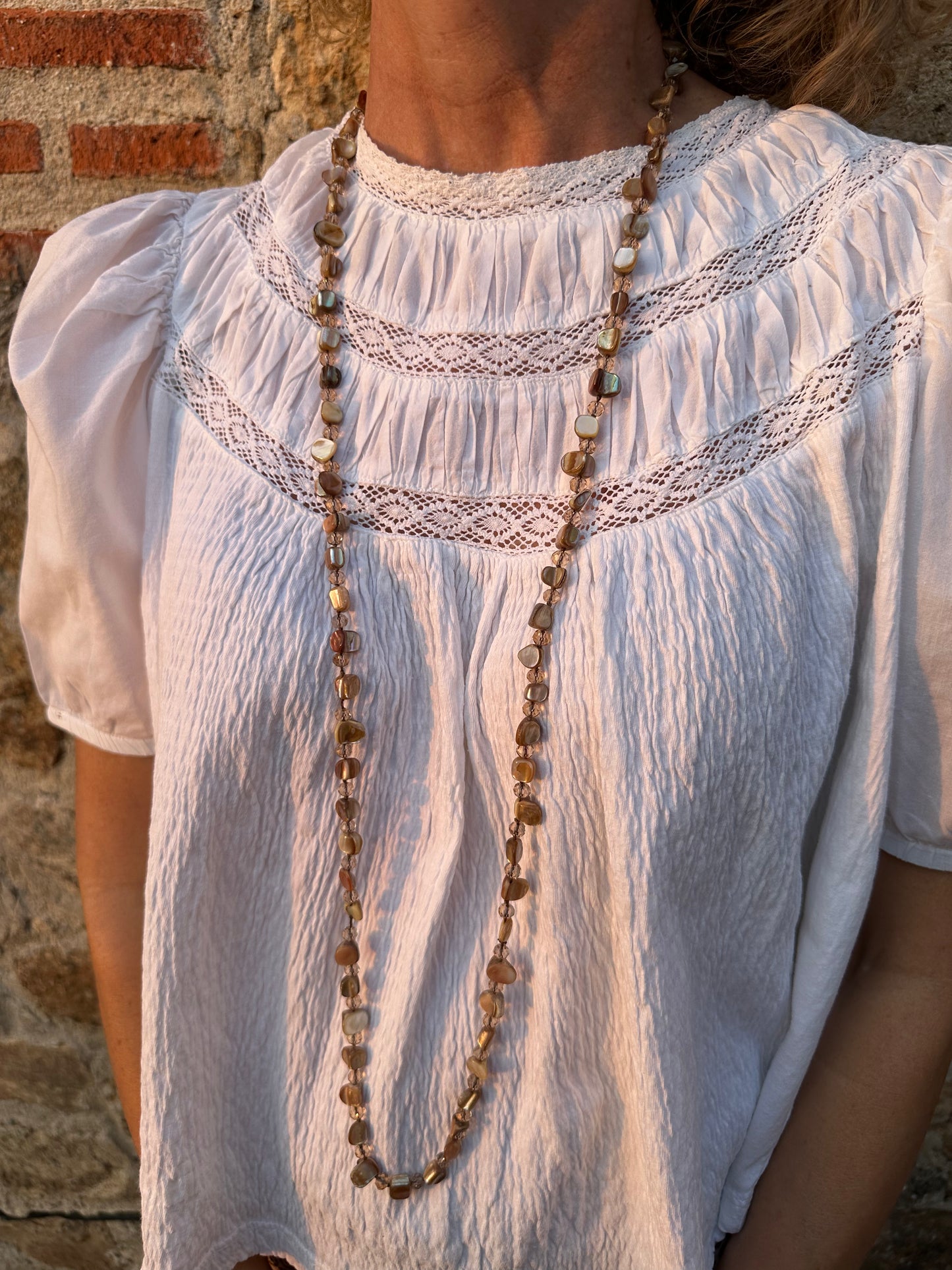 Collar largo con piedras y cuentas de cristal en tonos beige muy especial, con posibilidad de dar varias vueltas.