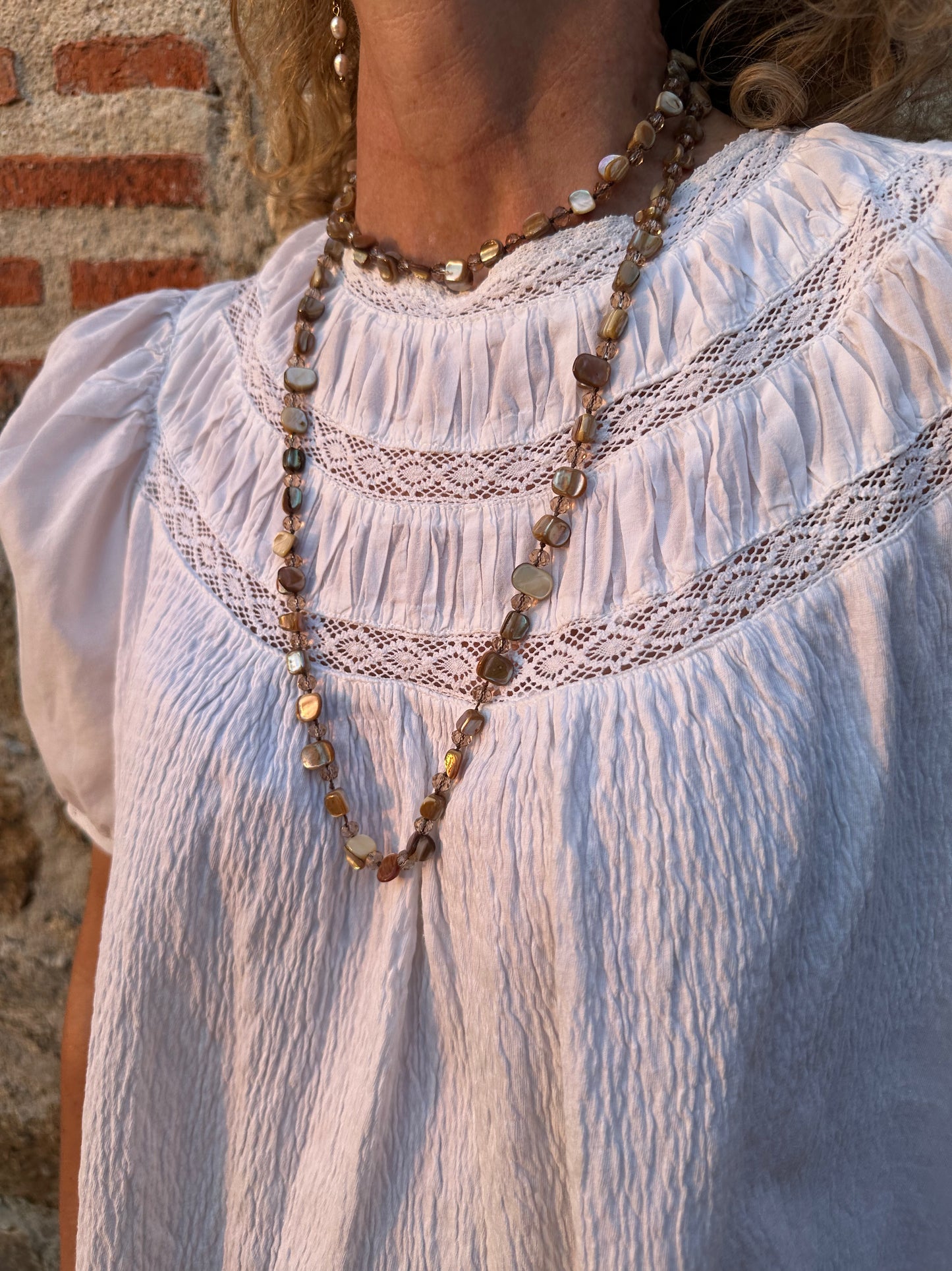 Collar largo con piedras y cuentas de cristal en tonos beige muy especial, con posibilidad de dar varias vueltas.